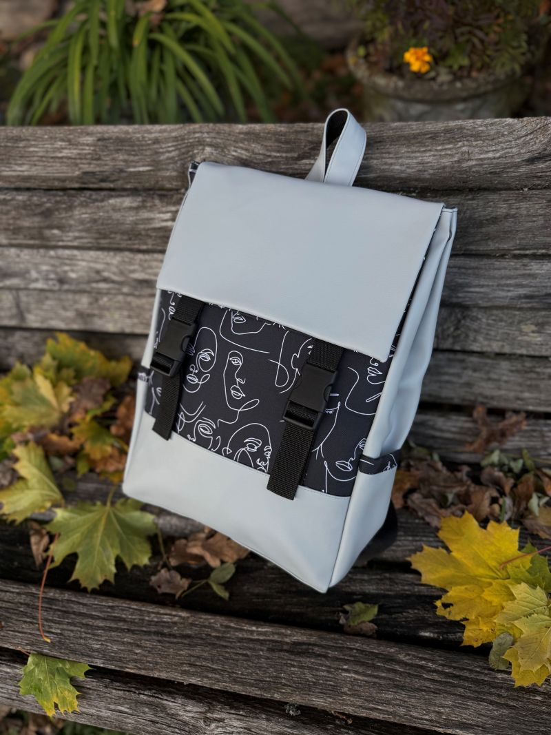 Kuprinė su plastikiniais užsegimais 