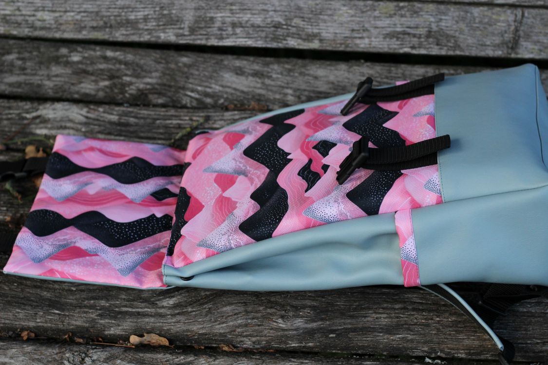 Kuprinė su plastikiniais užsegimais 