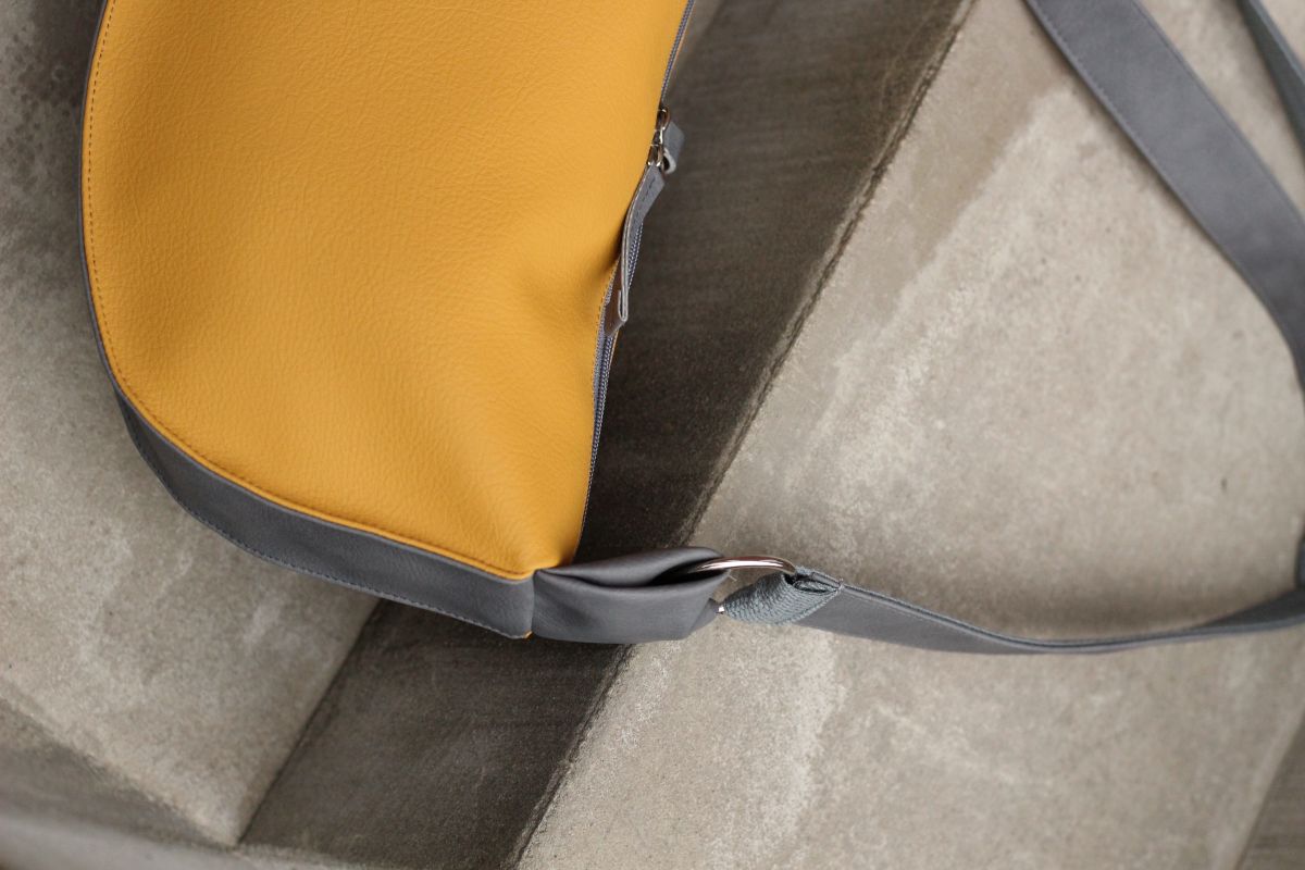 Pusmėnulio formos rankinė