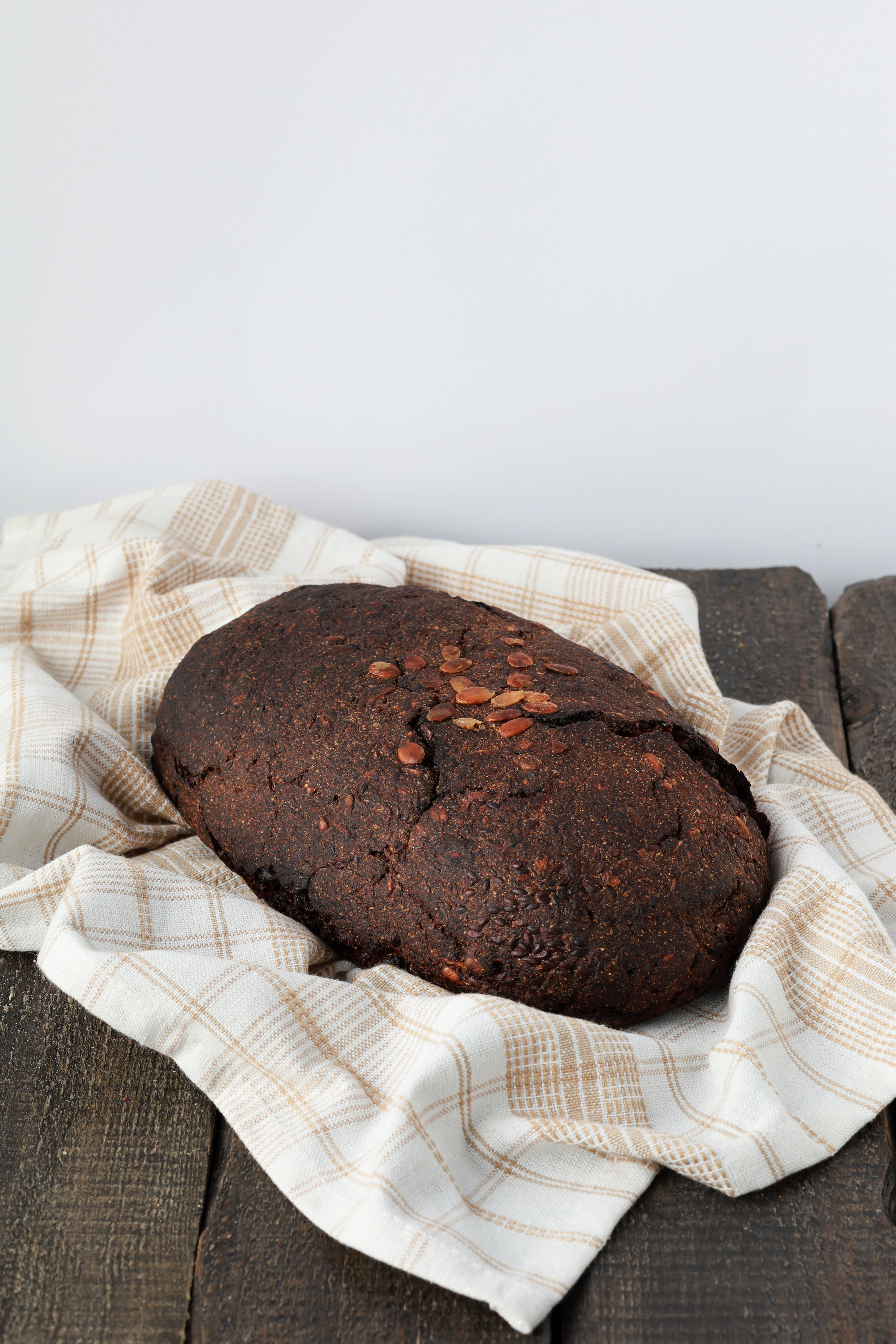 Juoda ruginė duona su sėklomis