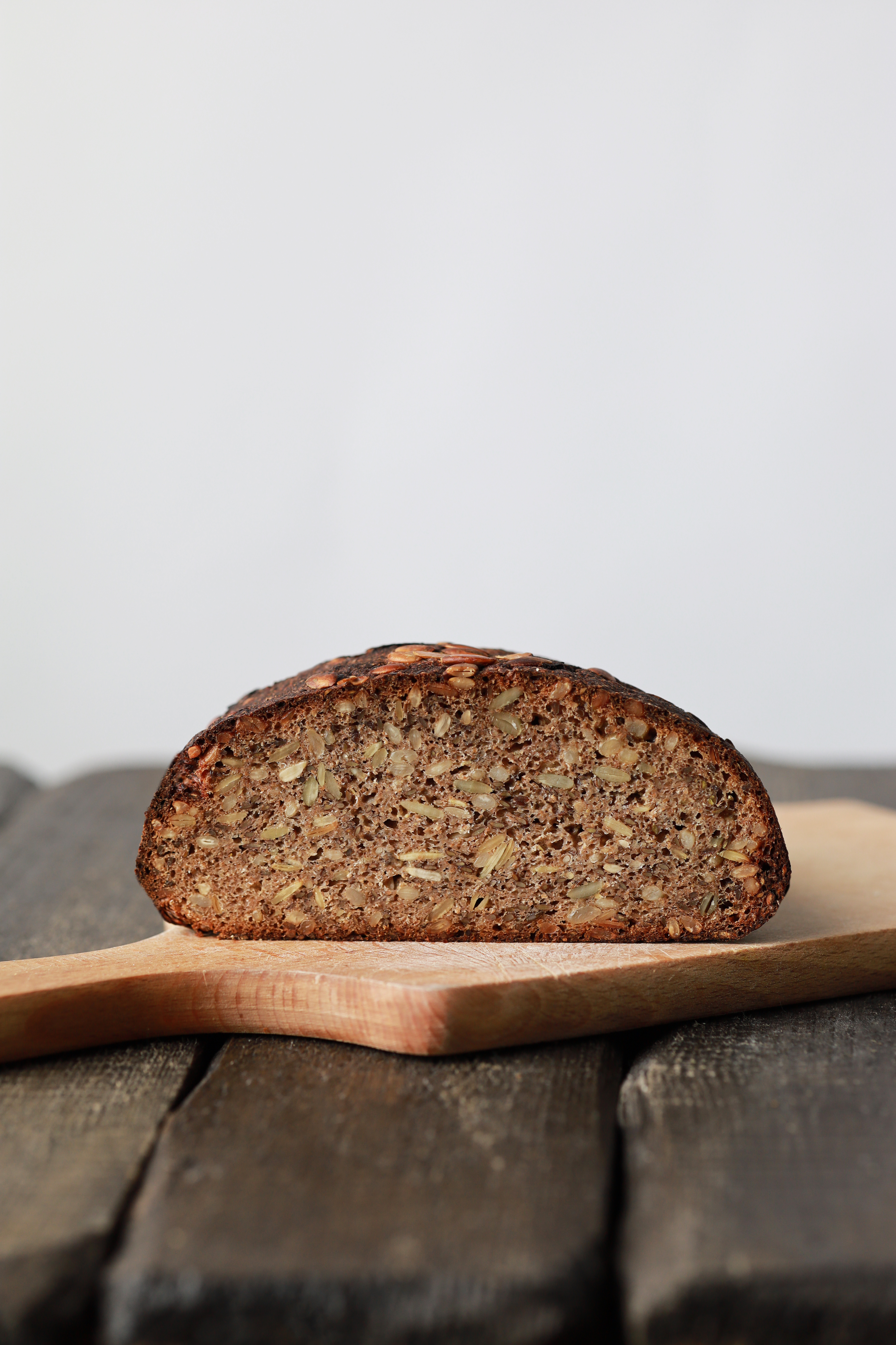 Juoda ruginė duona su sėklomis