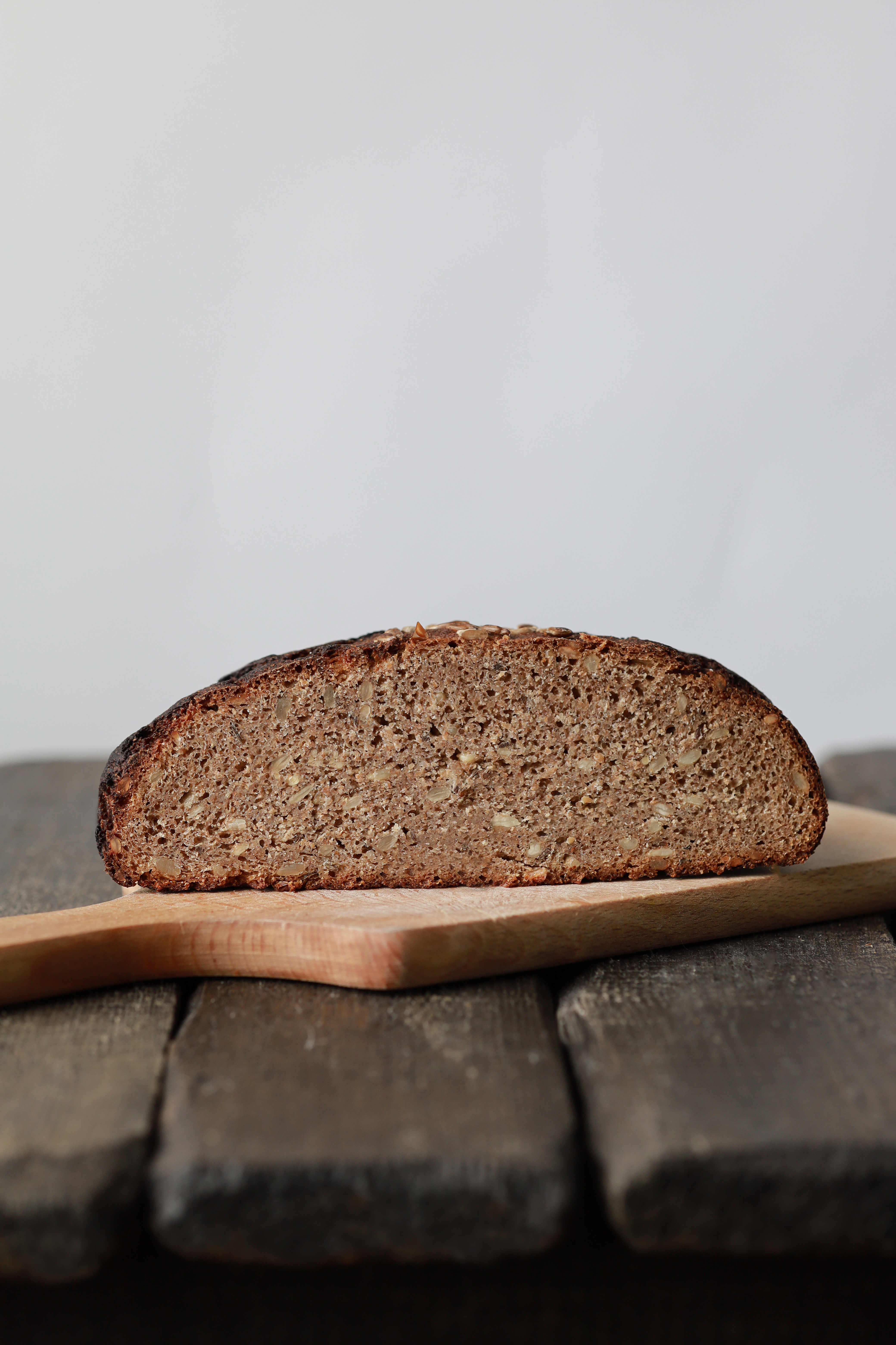 Juoda ruginė duona su saulėgrąžomis