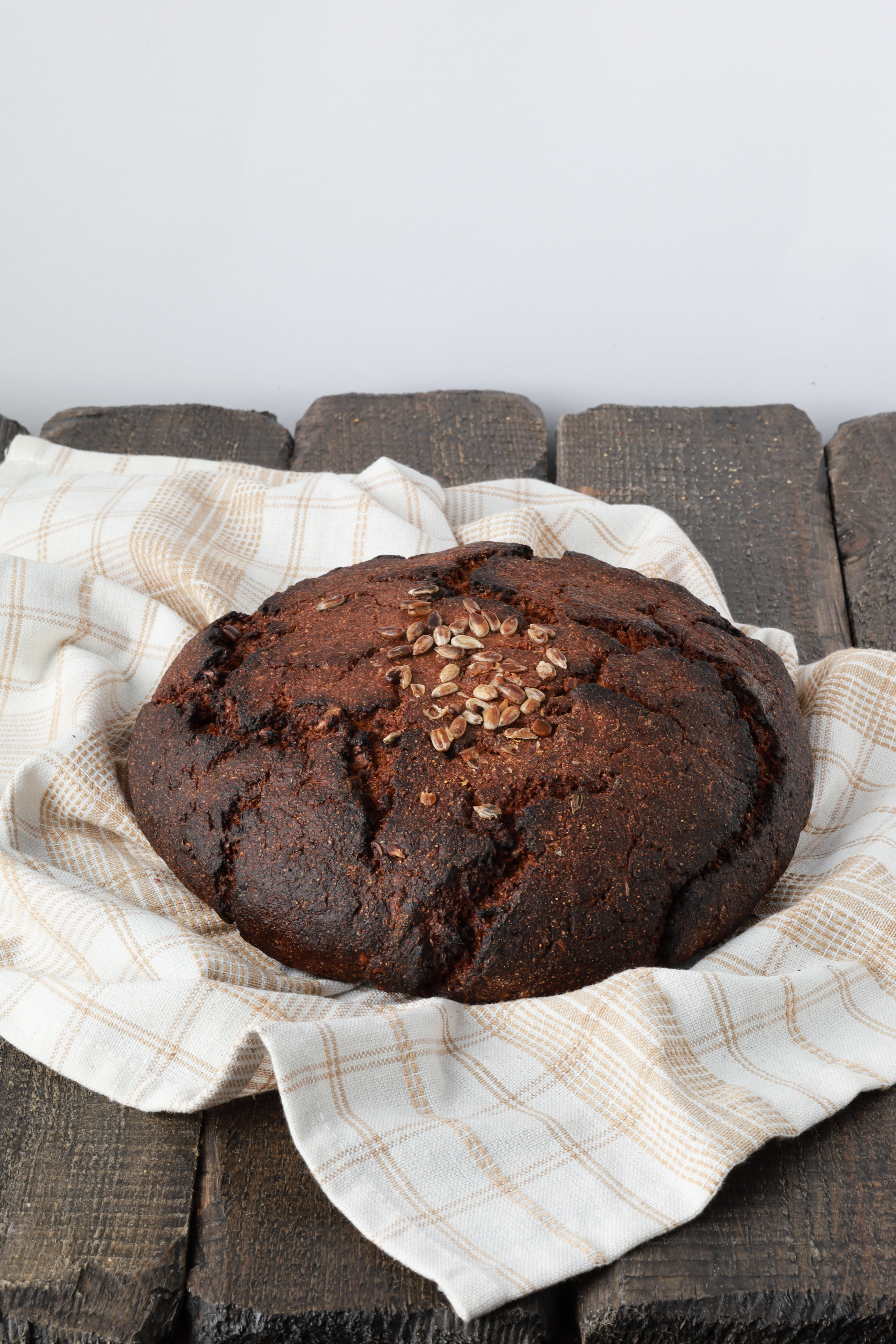 Juoda ruginė duona su saulėgrąžomis