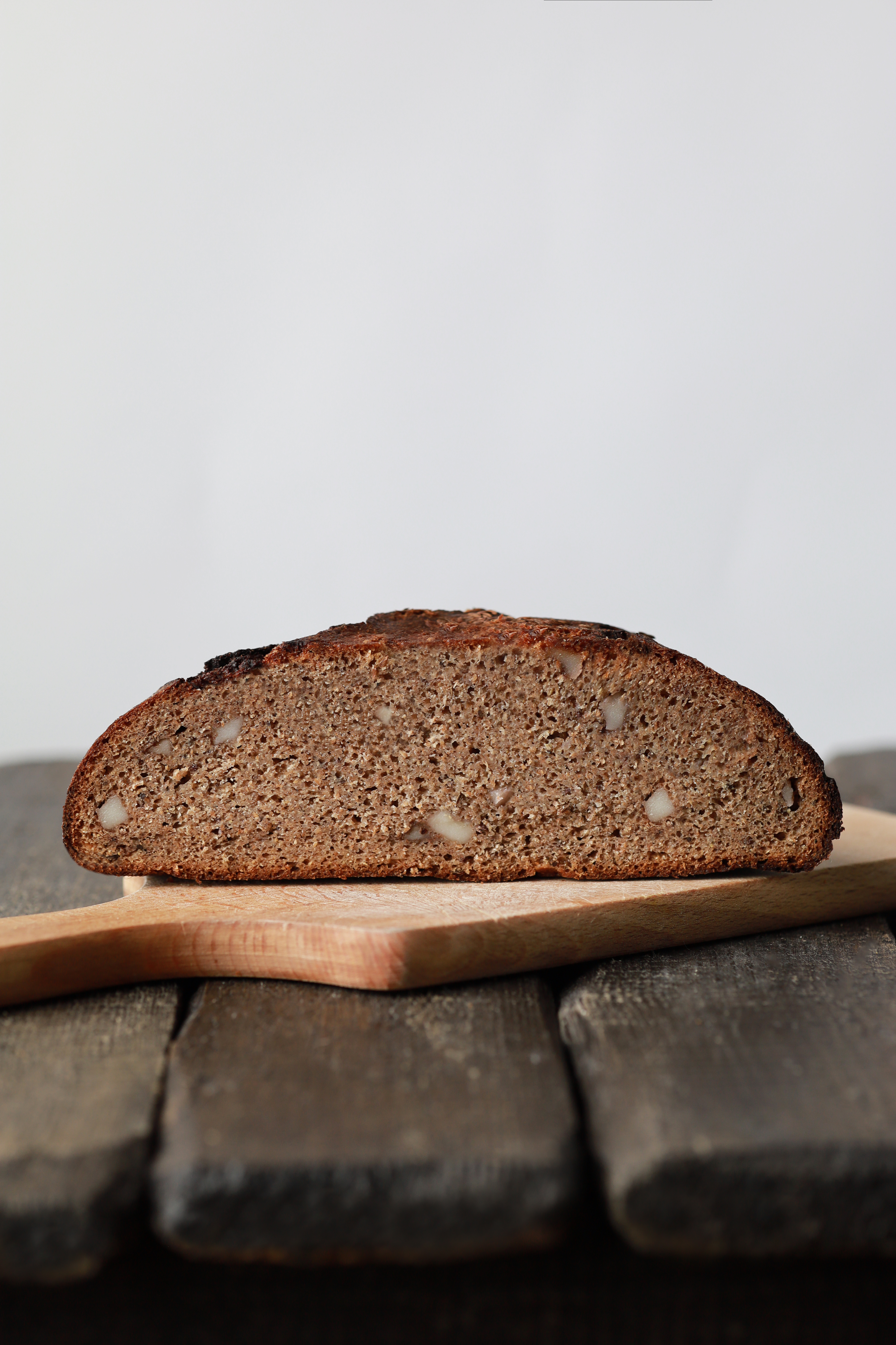 Juoda ruginė duona su lašiniais