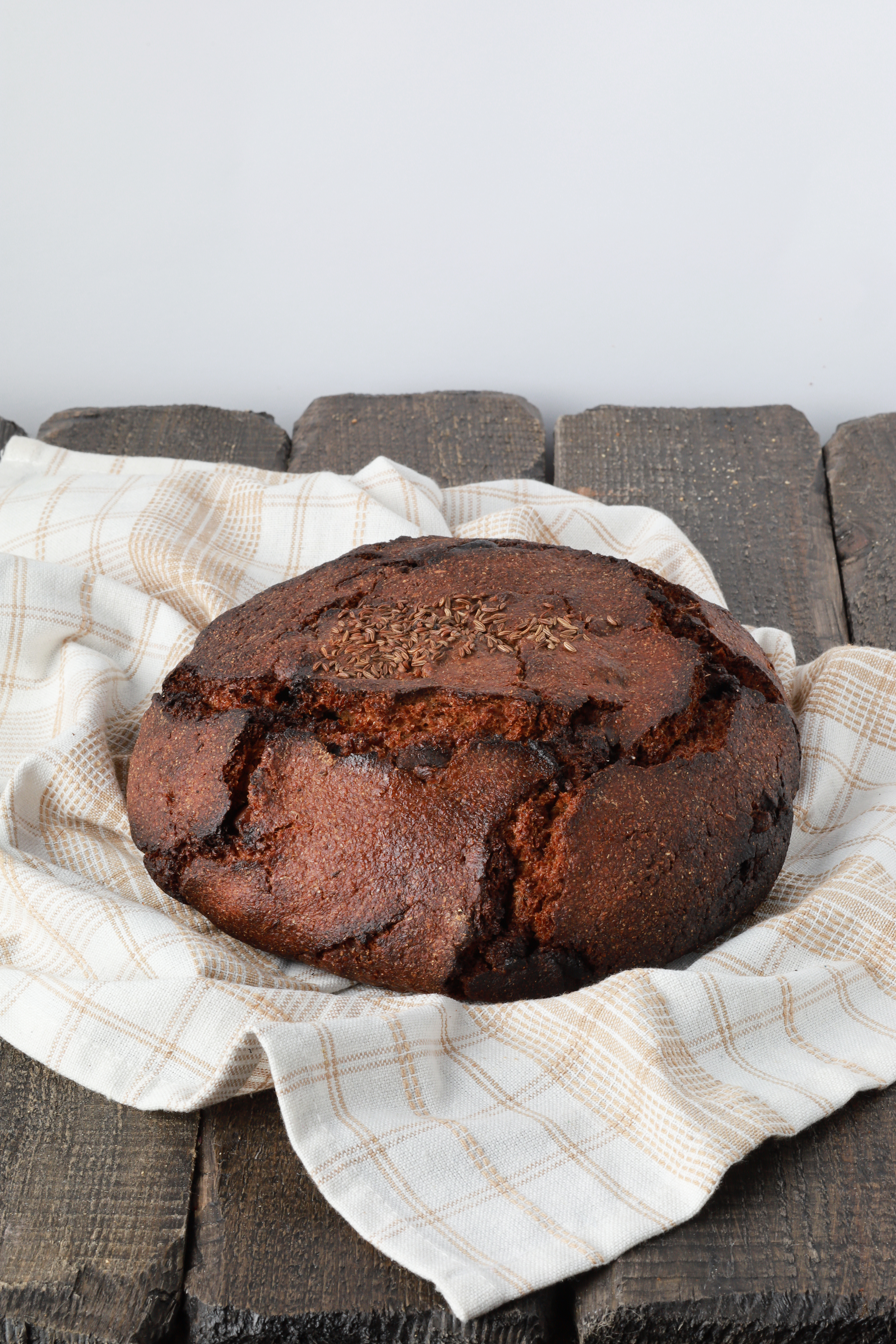 Juoda ruginė duona su lašiniais