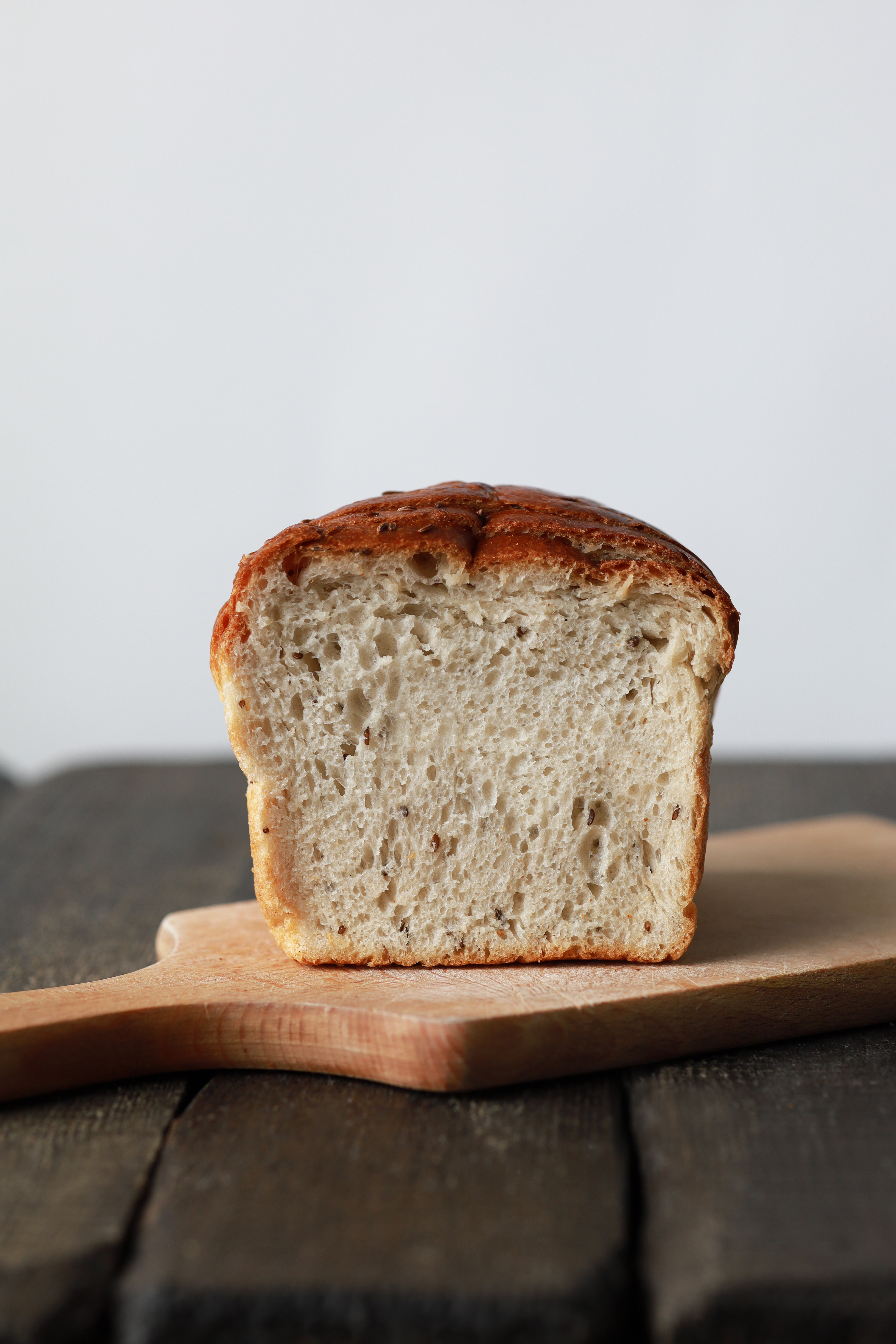 Balta kvietinė duona RAIKYTA