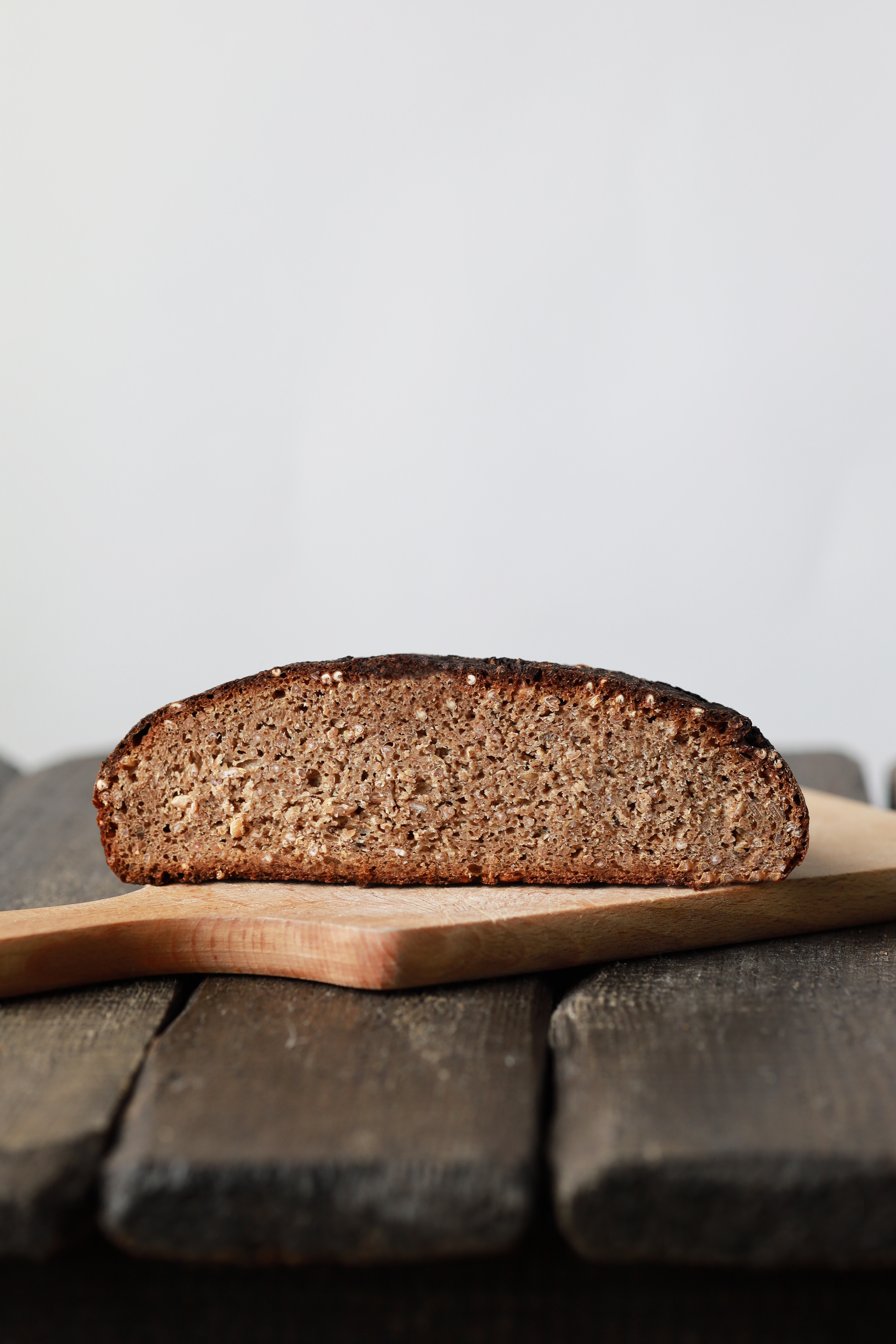 Juoda ruginė duona su grūdais