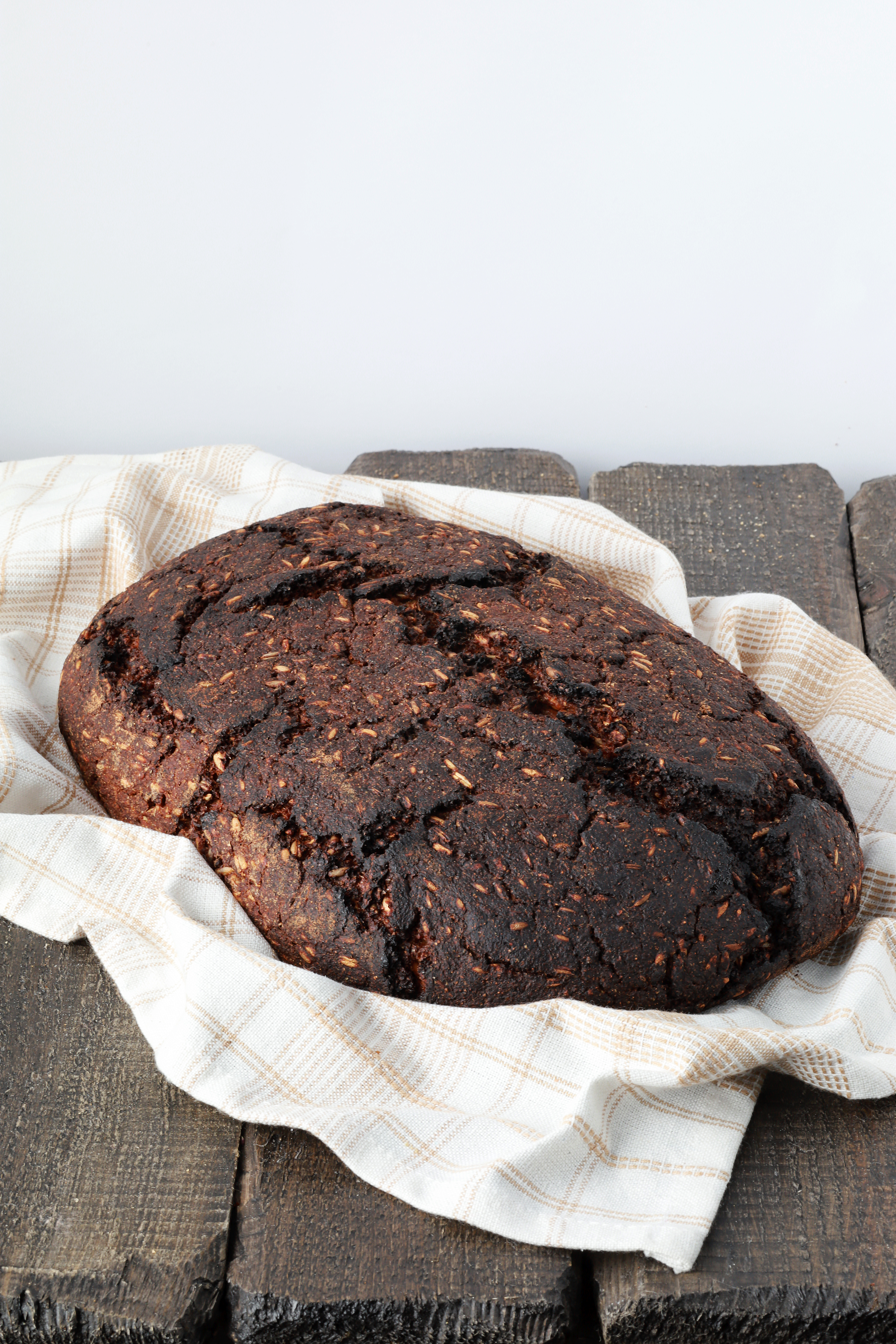 Juoda ruginė duona su grūdais