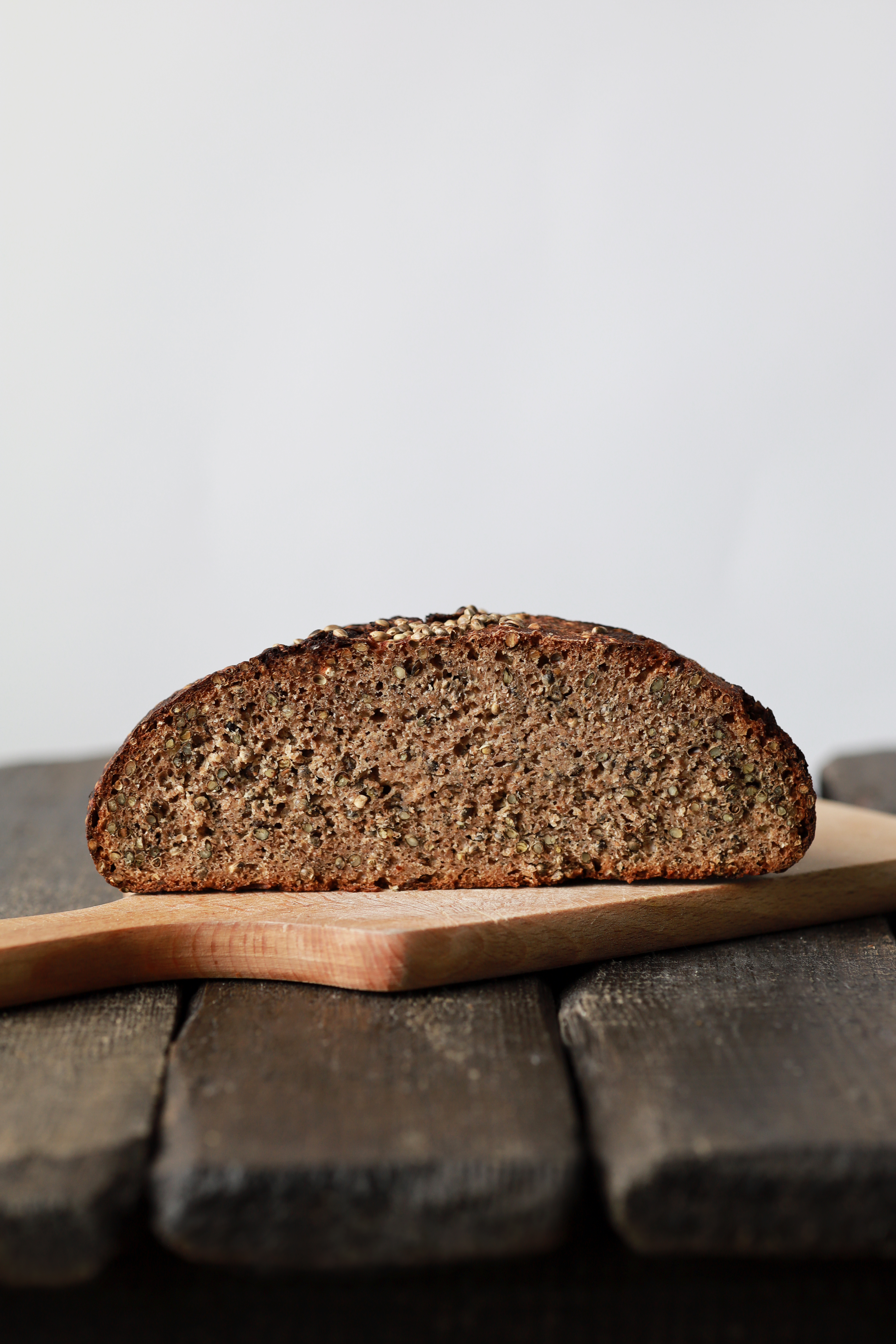 Juoda ruginė duona su kanapėmis