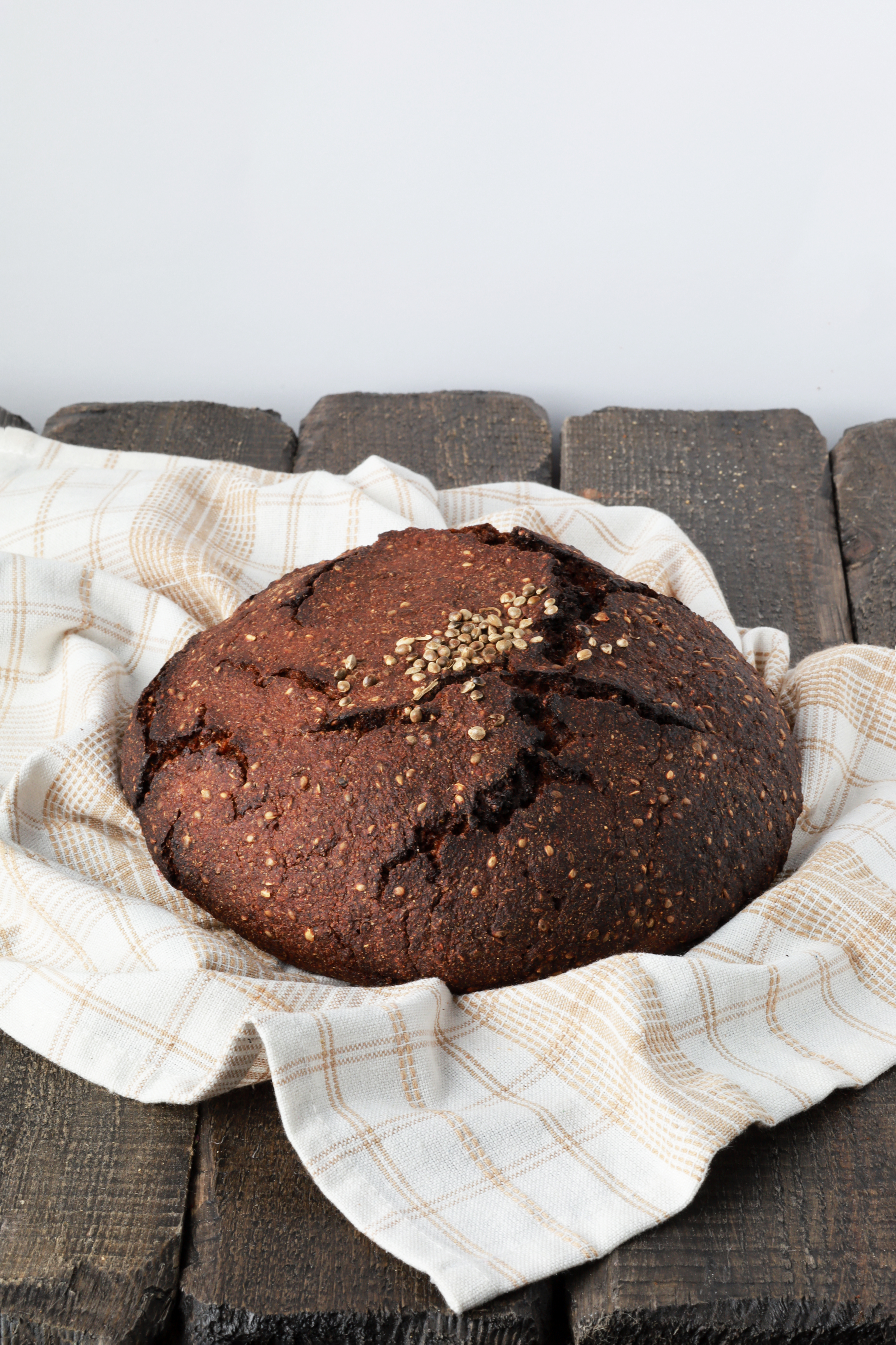 Juoda ruginė duona su kanapėmis