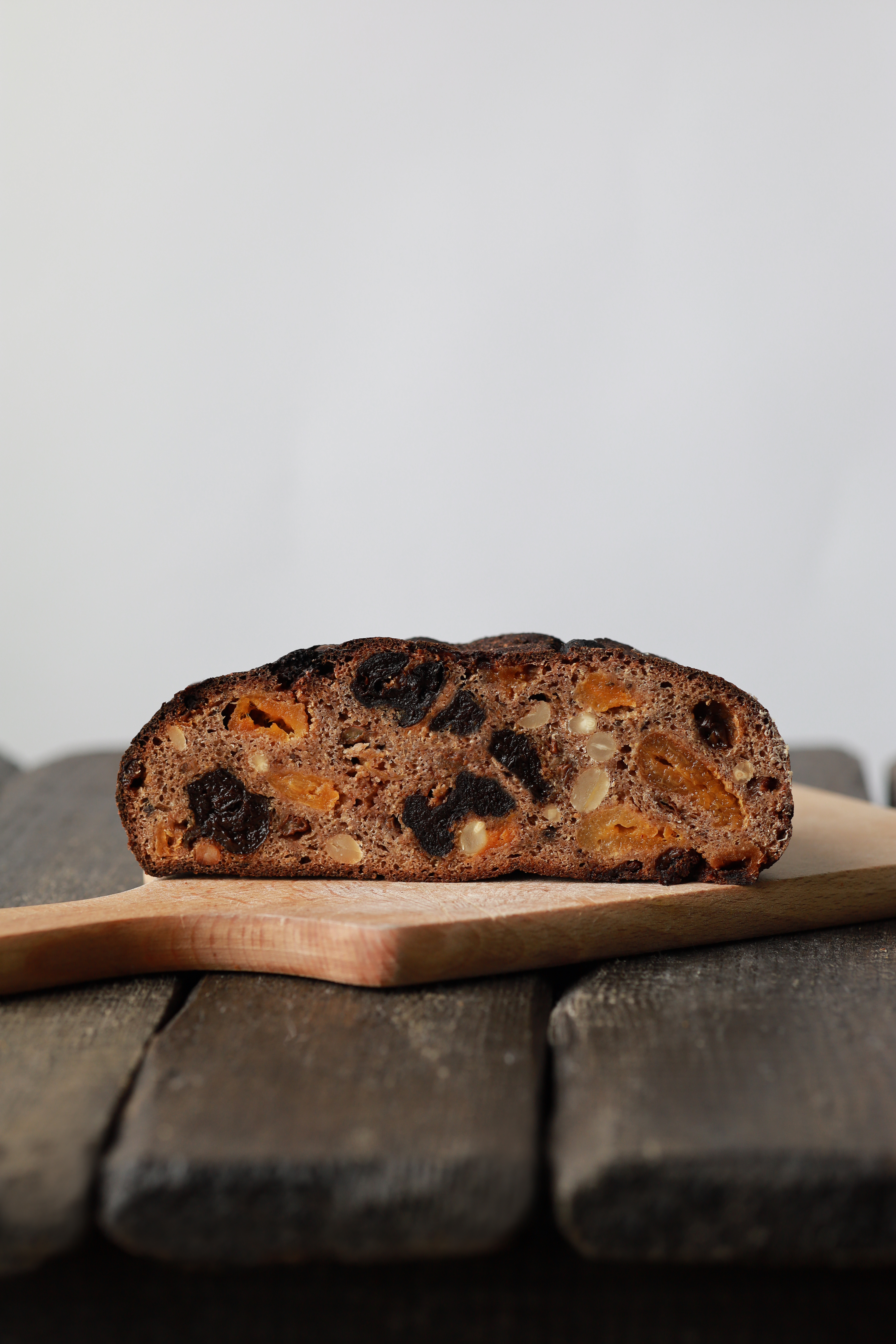 Juoda ruginė vaisinė duona