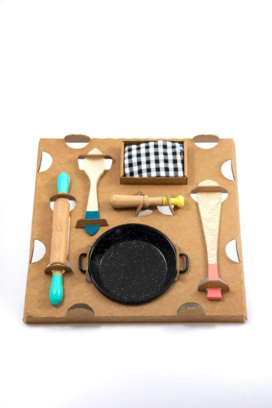 Virtuvės įrankių rinkinys su emaliuota keptuve