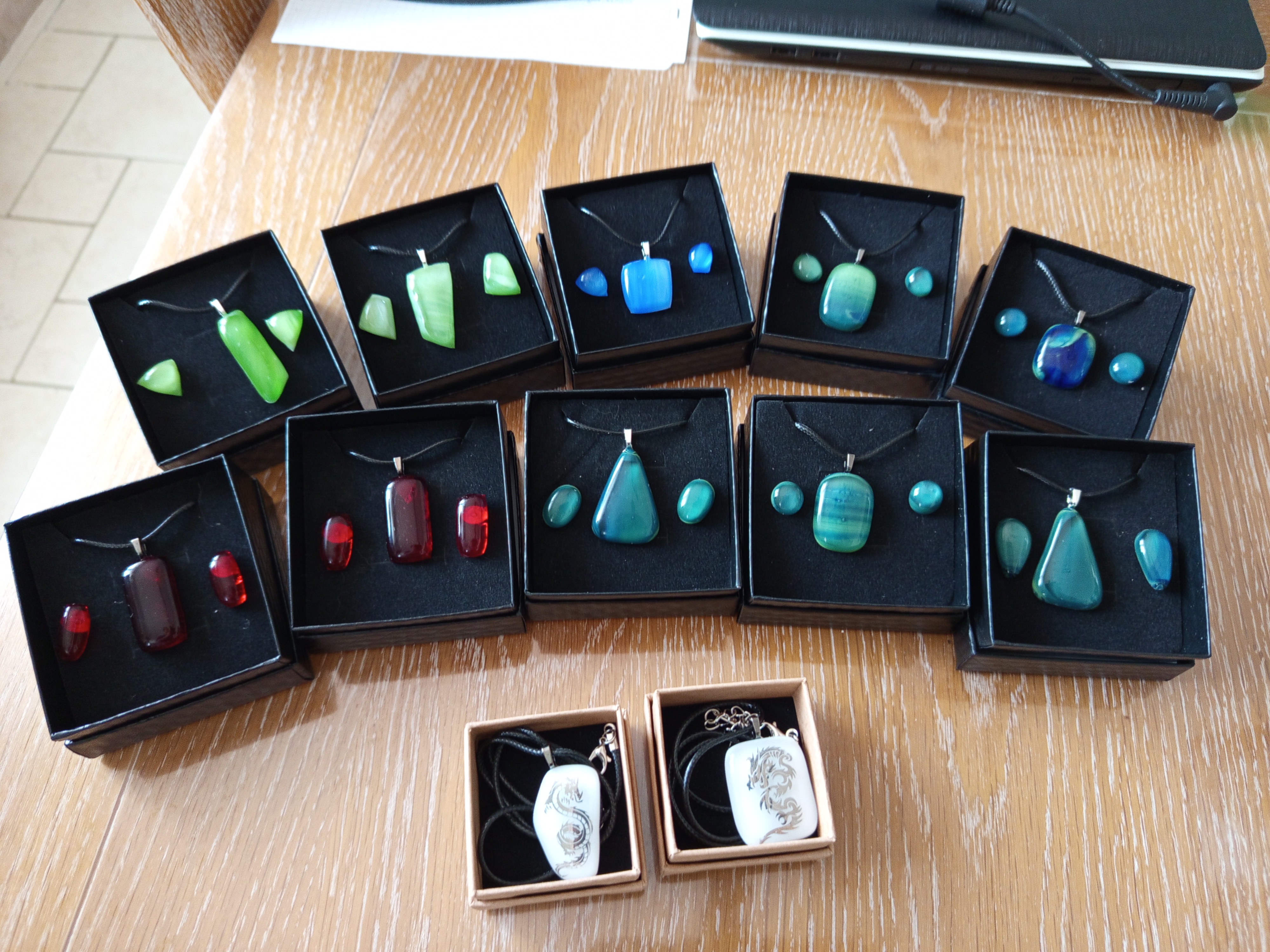 Colliers et boucles d'oreilles en verre