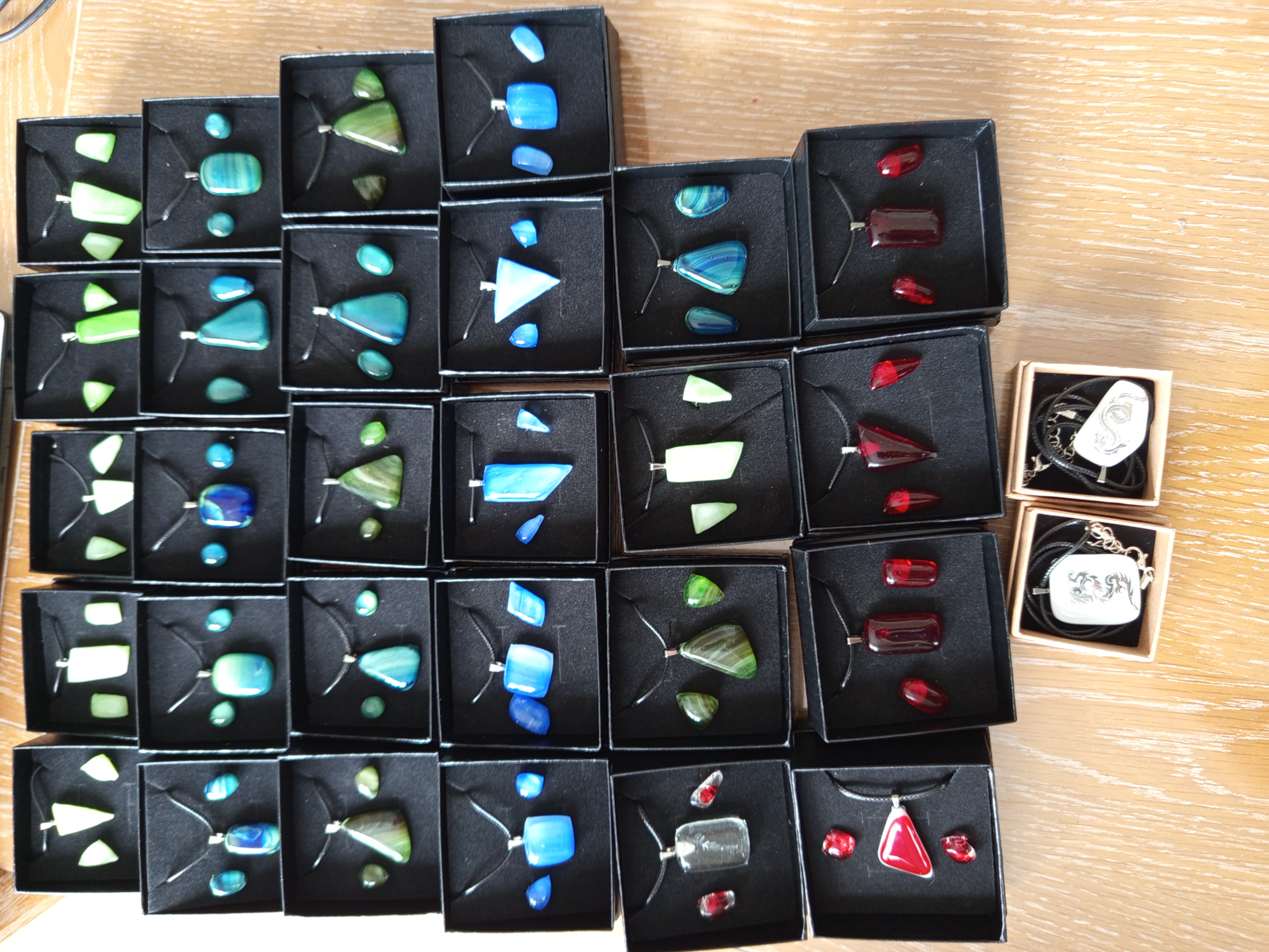 Colliers et boucles d'oreilles en verre