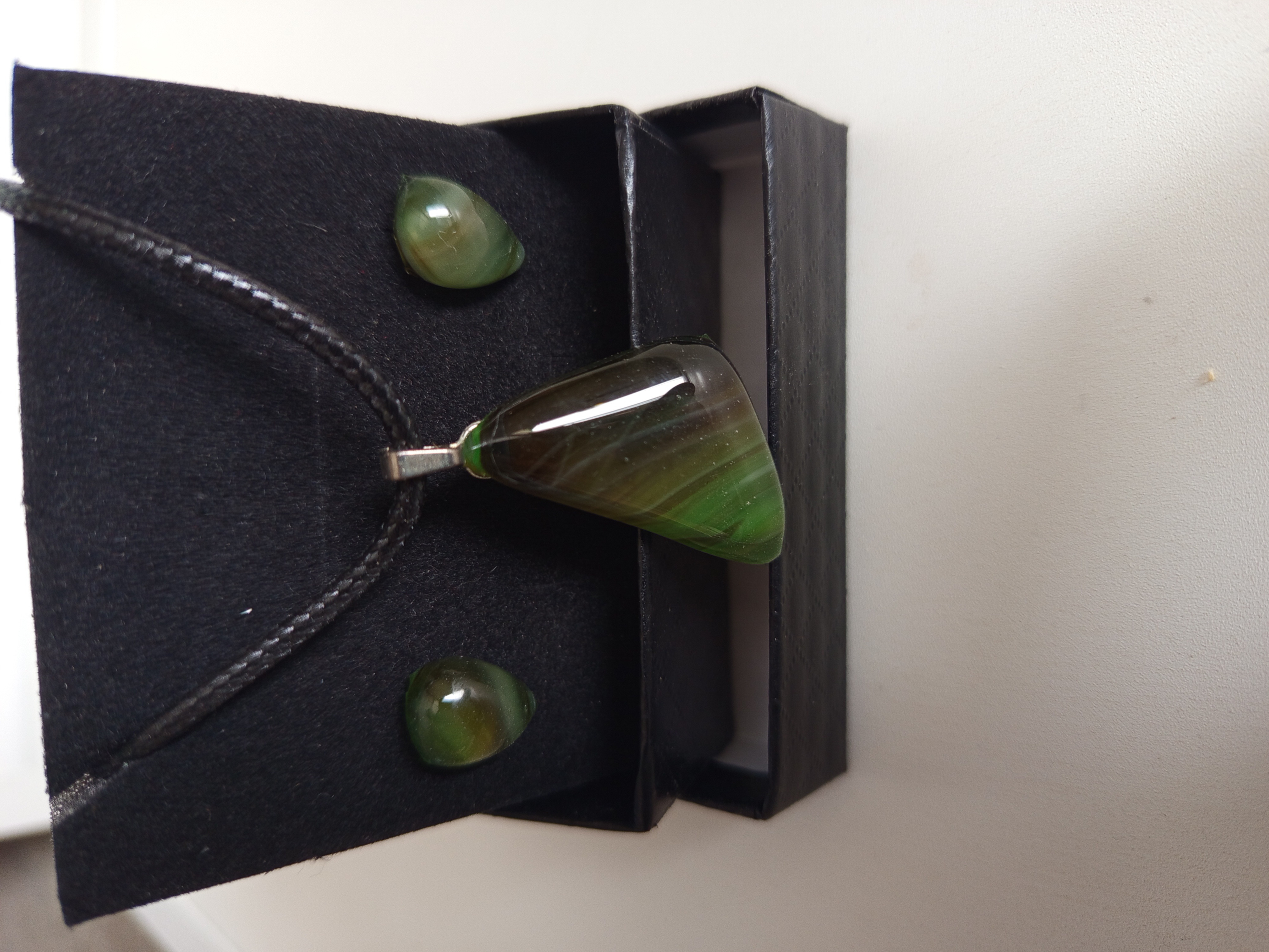 Colliers et boucles d'oreilles en verre