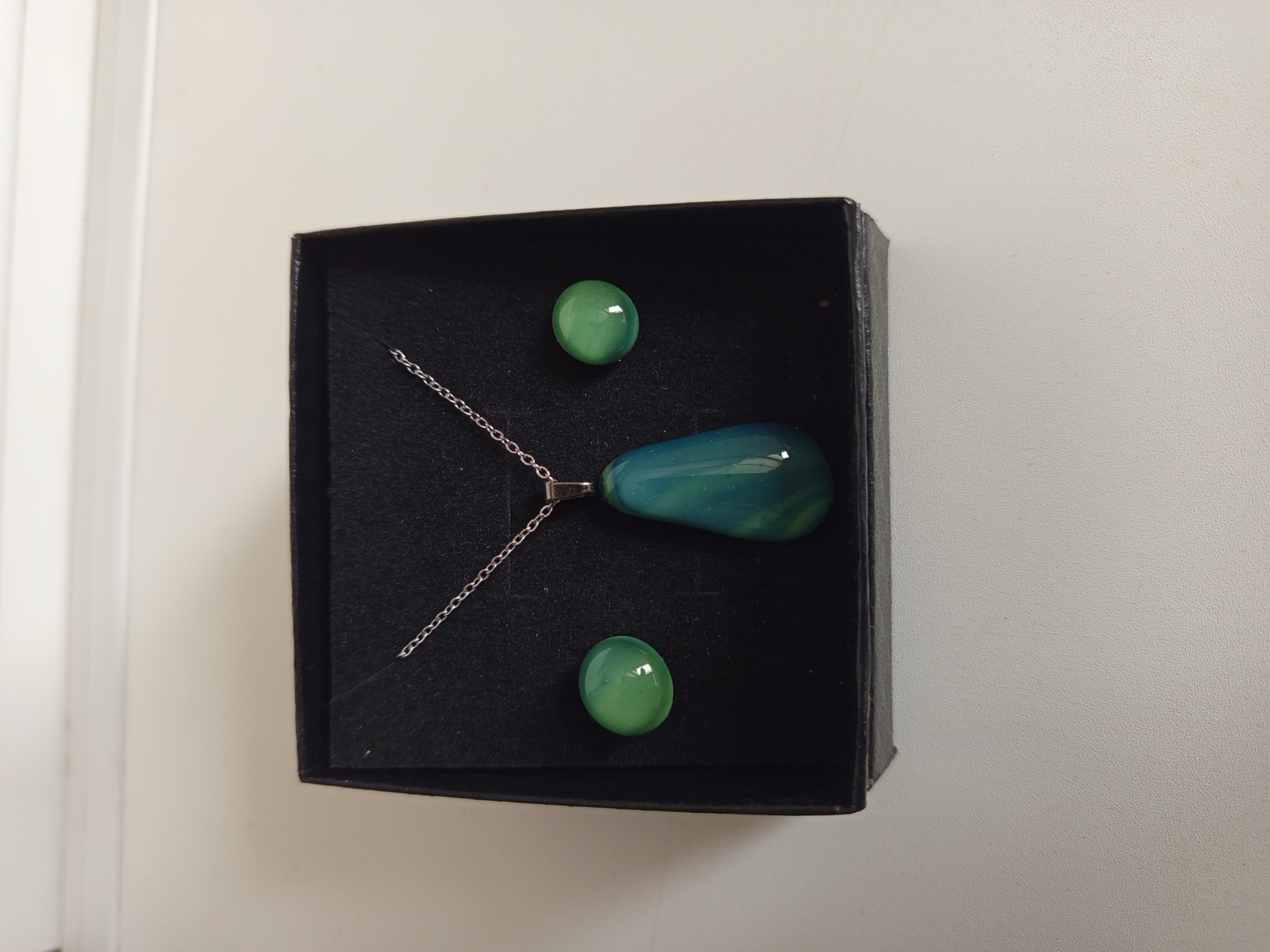 Colliers et boucles d'oreilles en verre