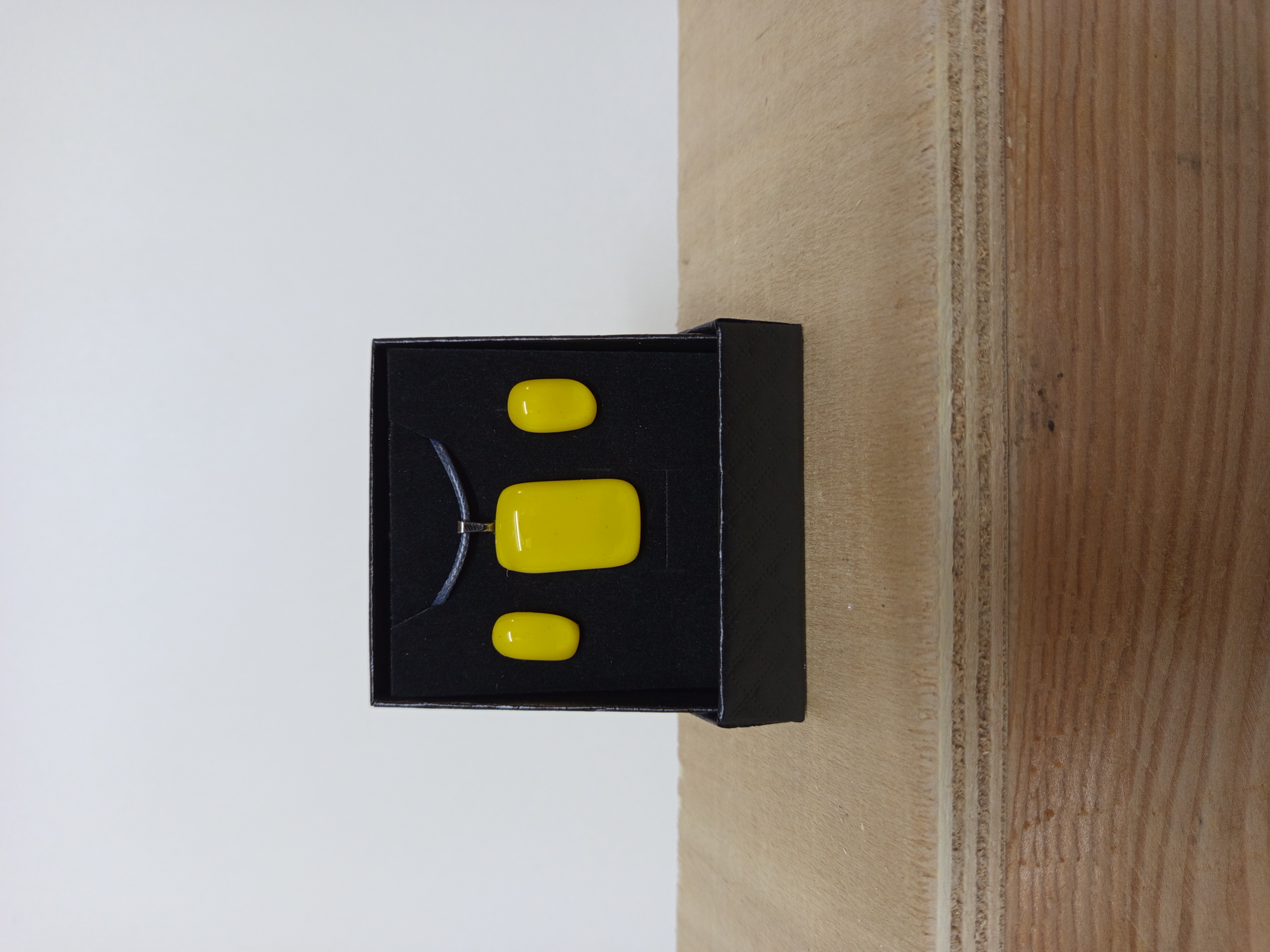 Parure de bijoux en verre fusionné jaune