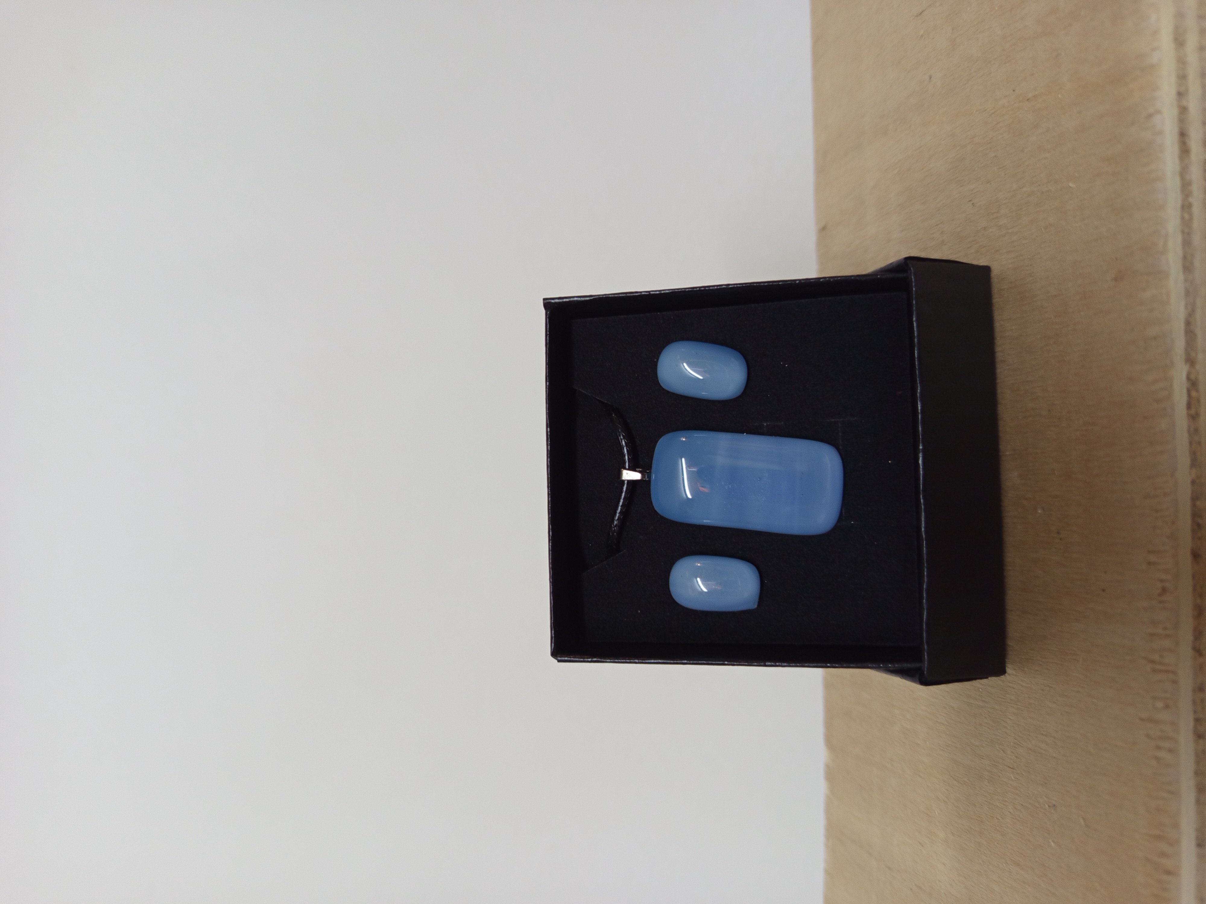 Parure de bijoux en verre bleu