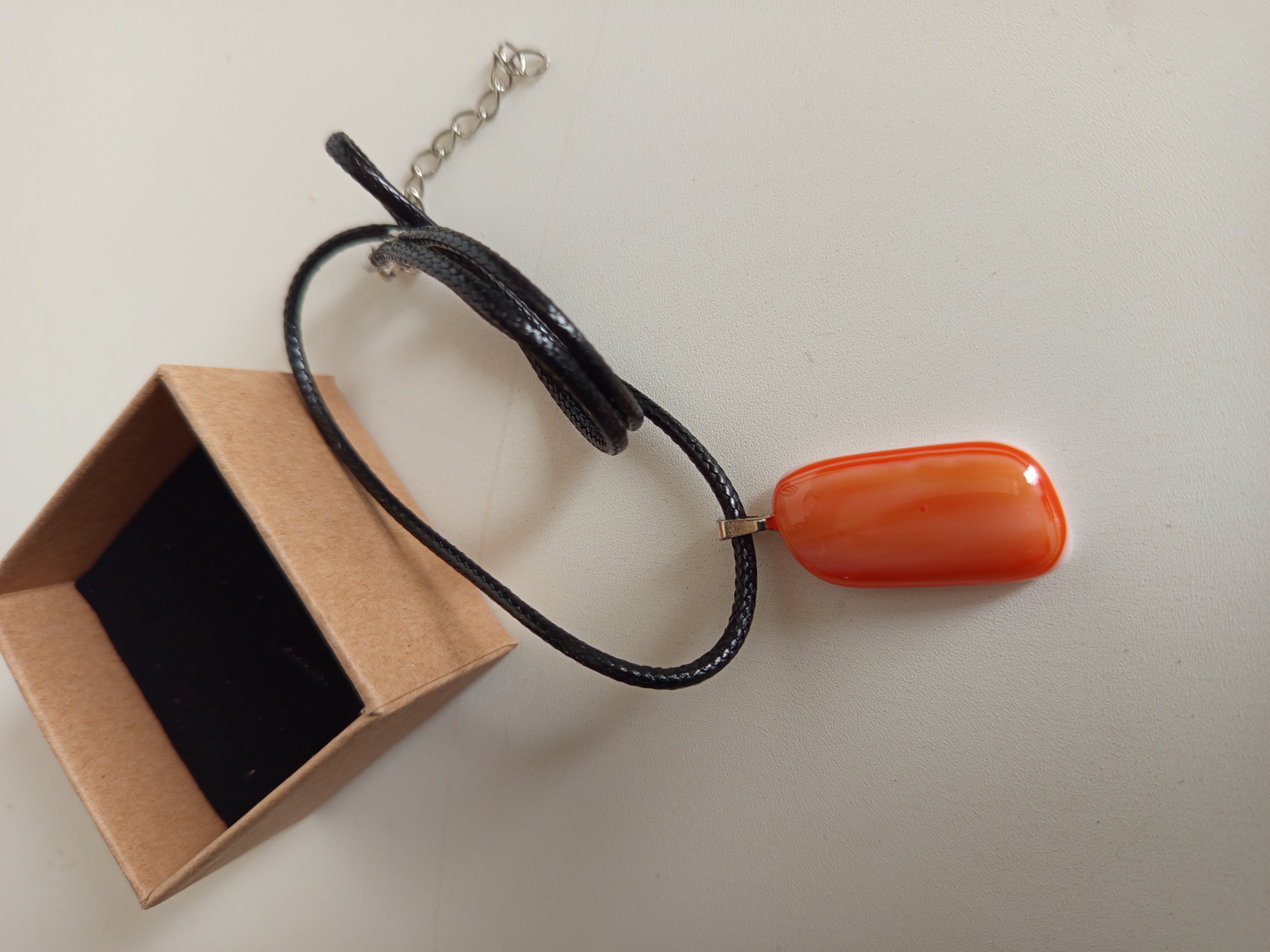 Collier avec pendentif en verre orange