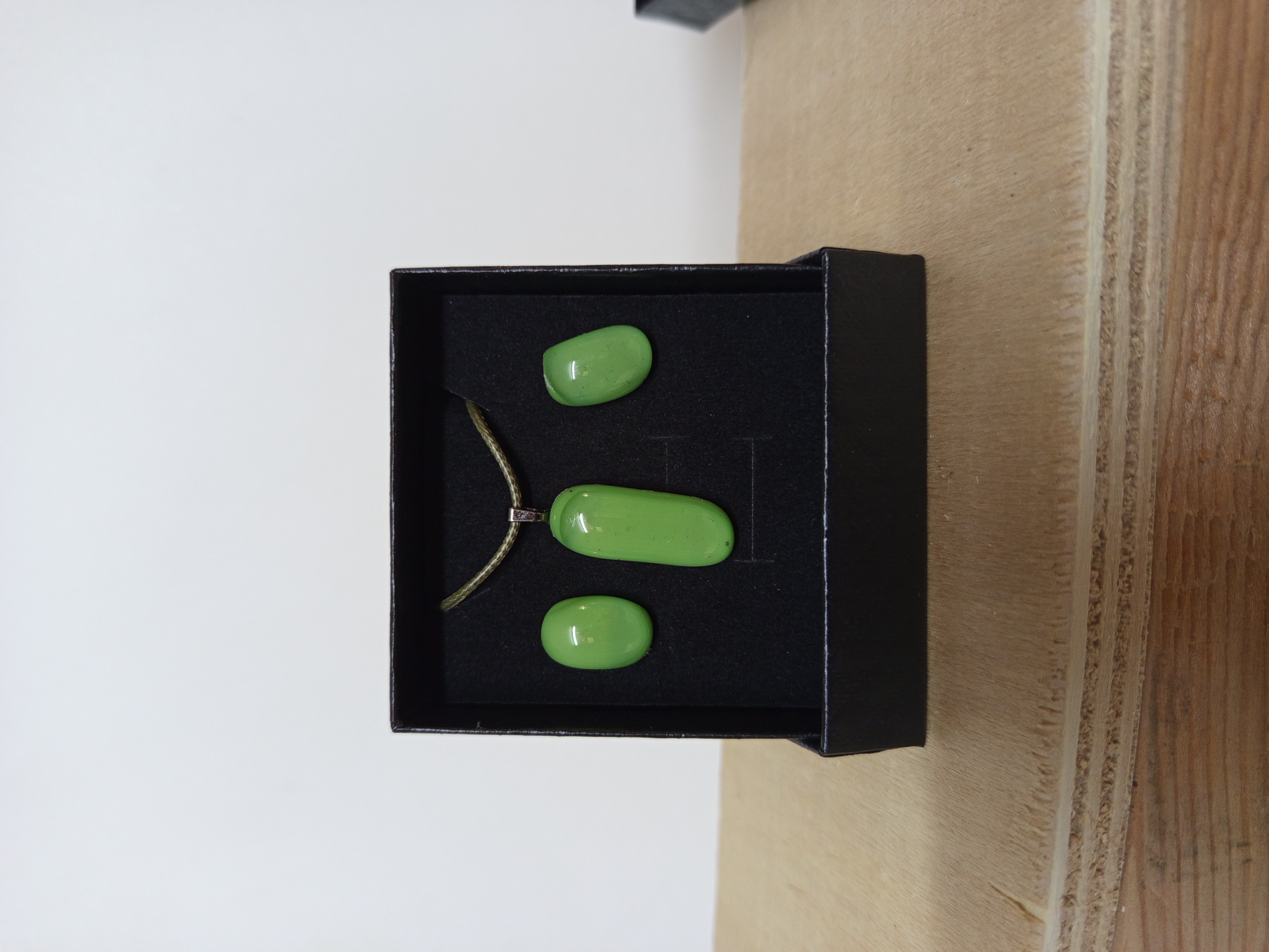 Parure de bijoux en verre fusionné