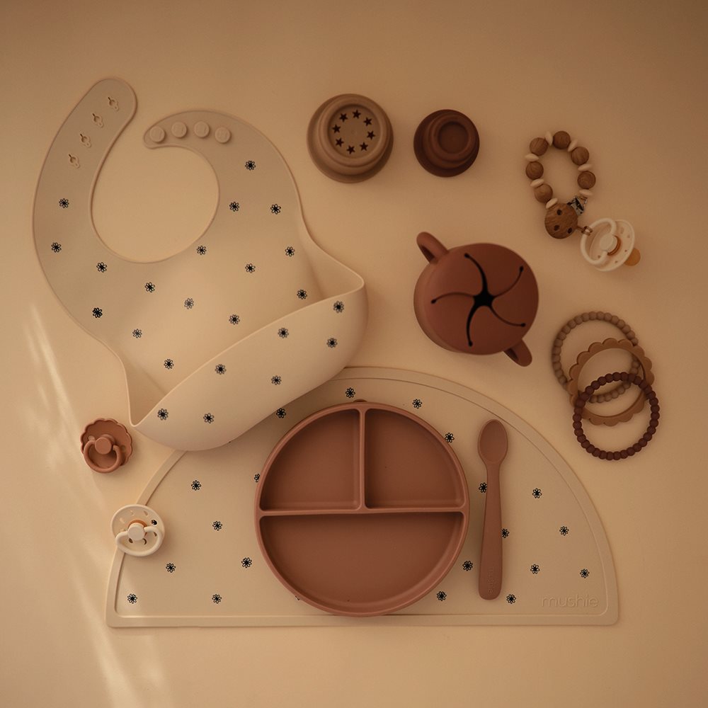 MUSHIE SILIKONINIS PADĖKLIUKAS Black Daisy