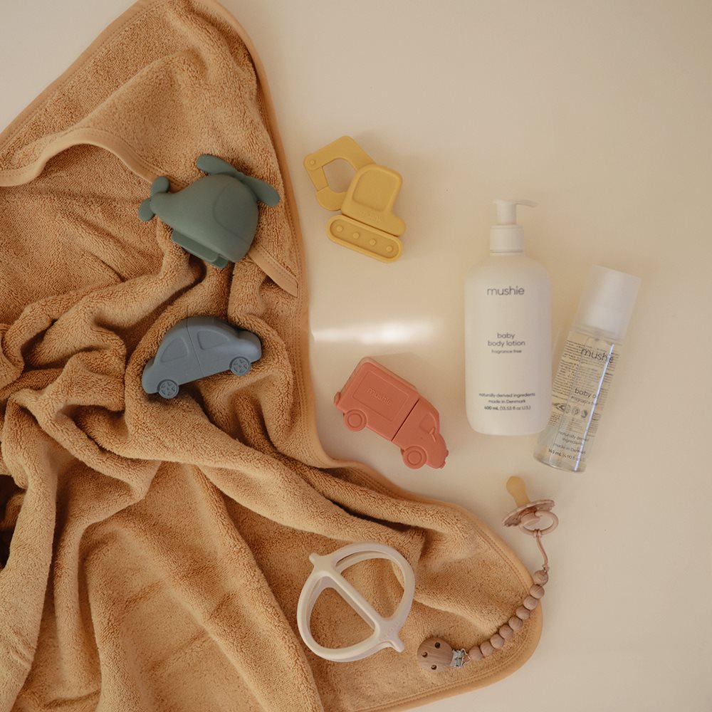 Mushie vonios žaislas mašinėlės 4 vnt