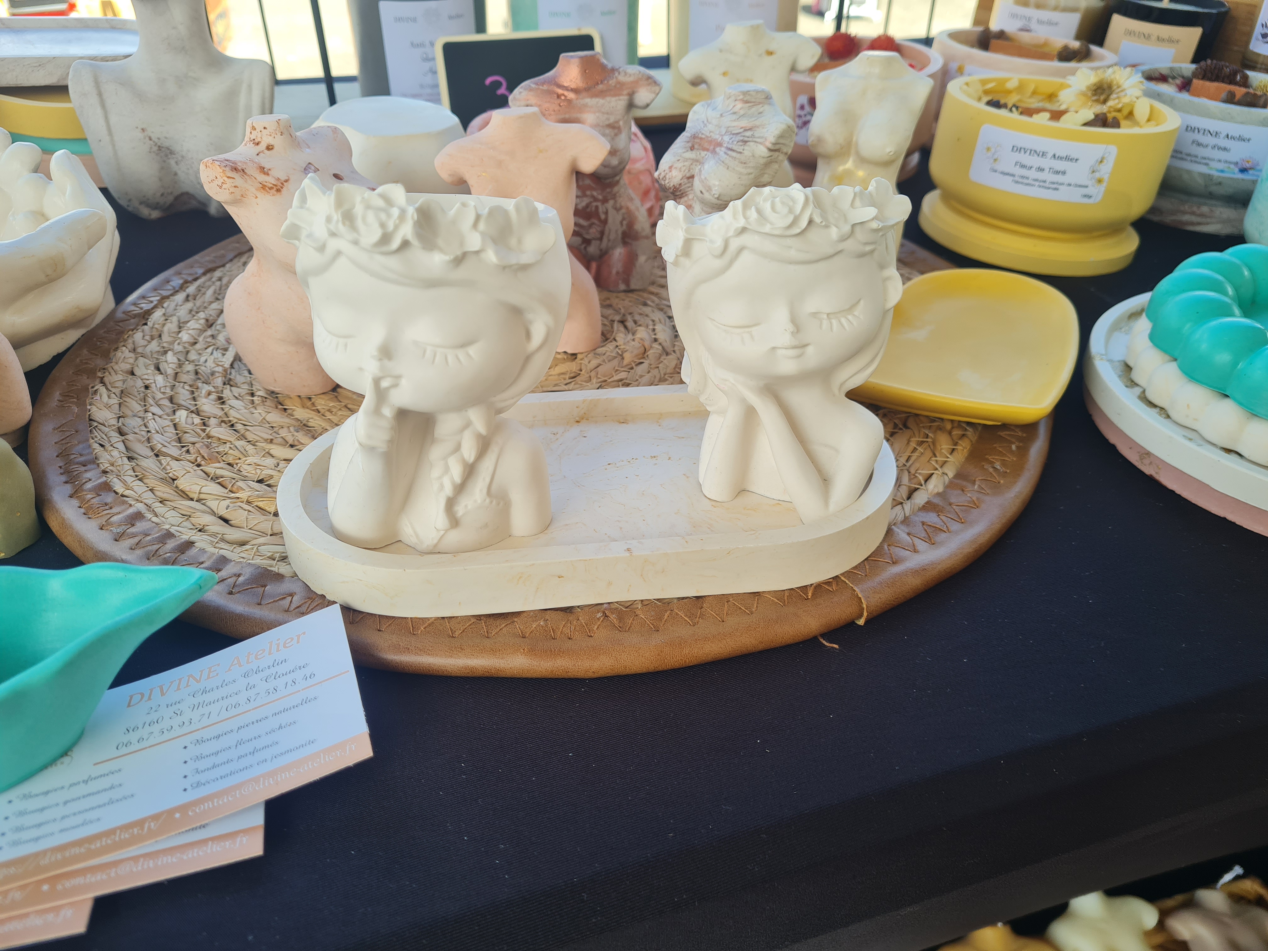 Lot de deux  figurines et sa coupelle en jesmonite