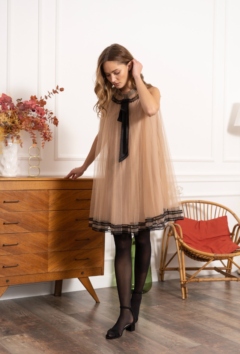 Tiulio suknelė su kaspinu