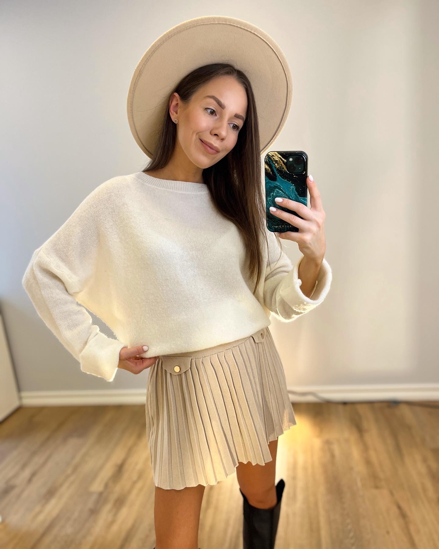 Kreminio atspalvio sijonas su guma