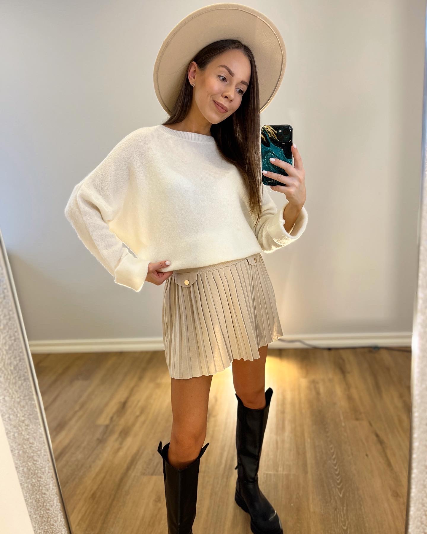 Kreminio atspalvio sijonas su guma