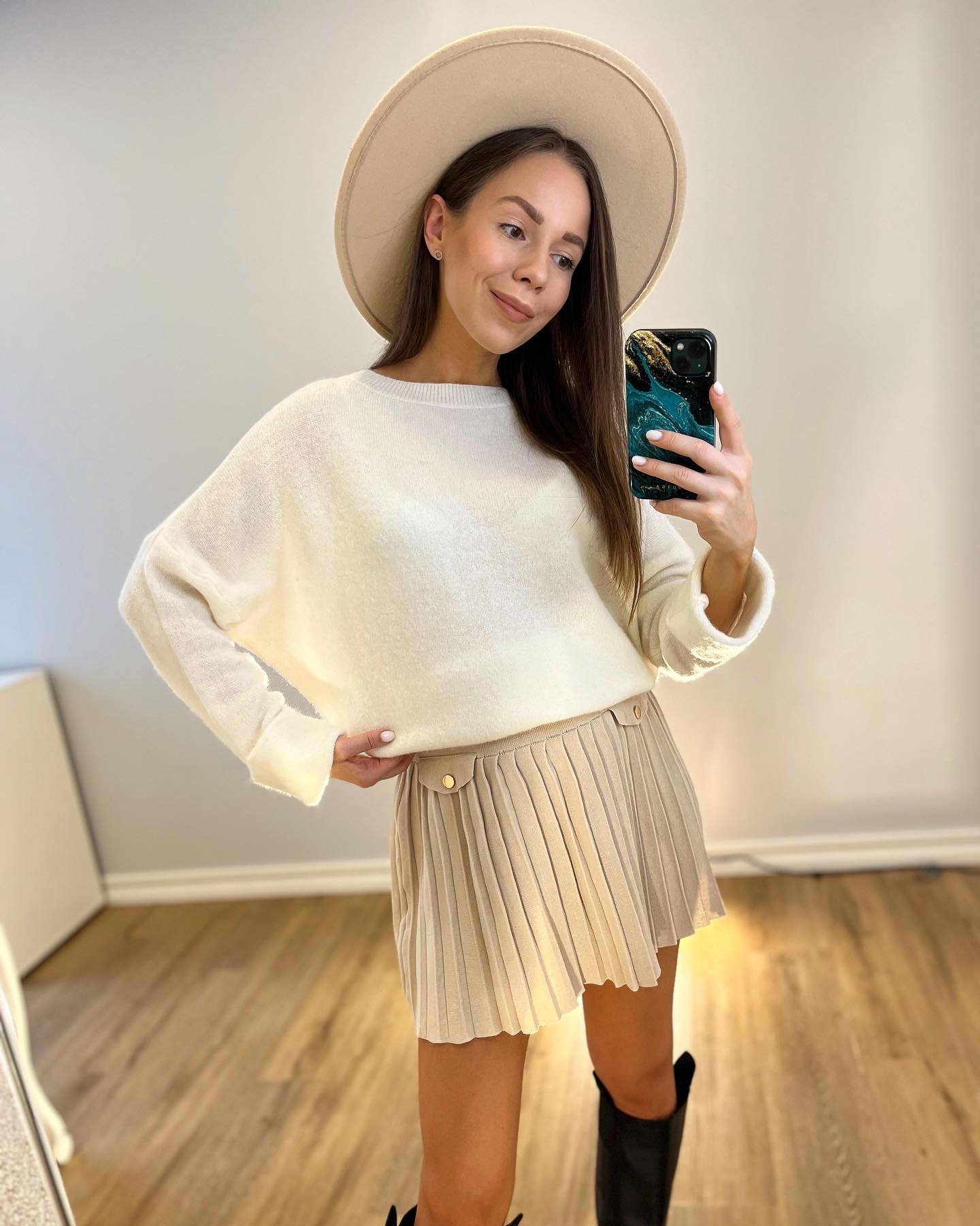 Kreminio atspalvio sijonas su guma