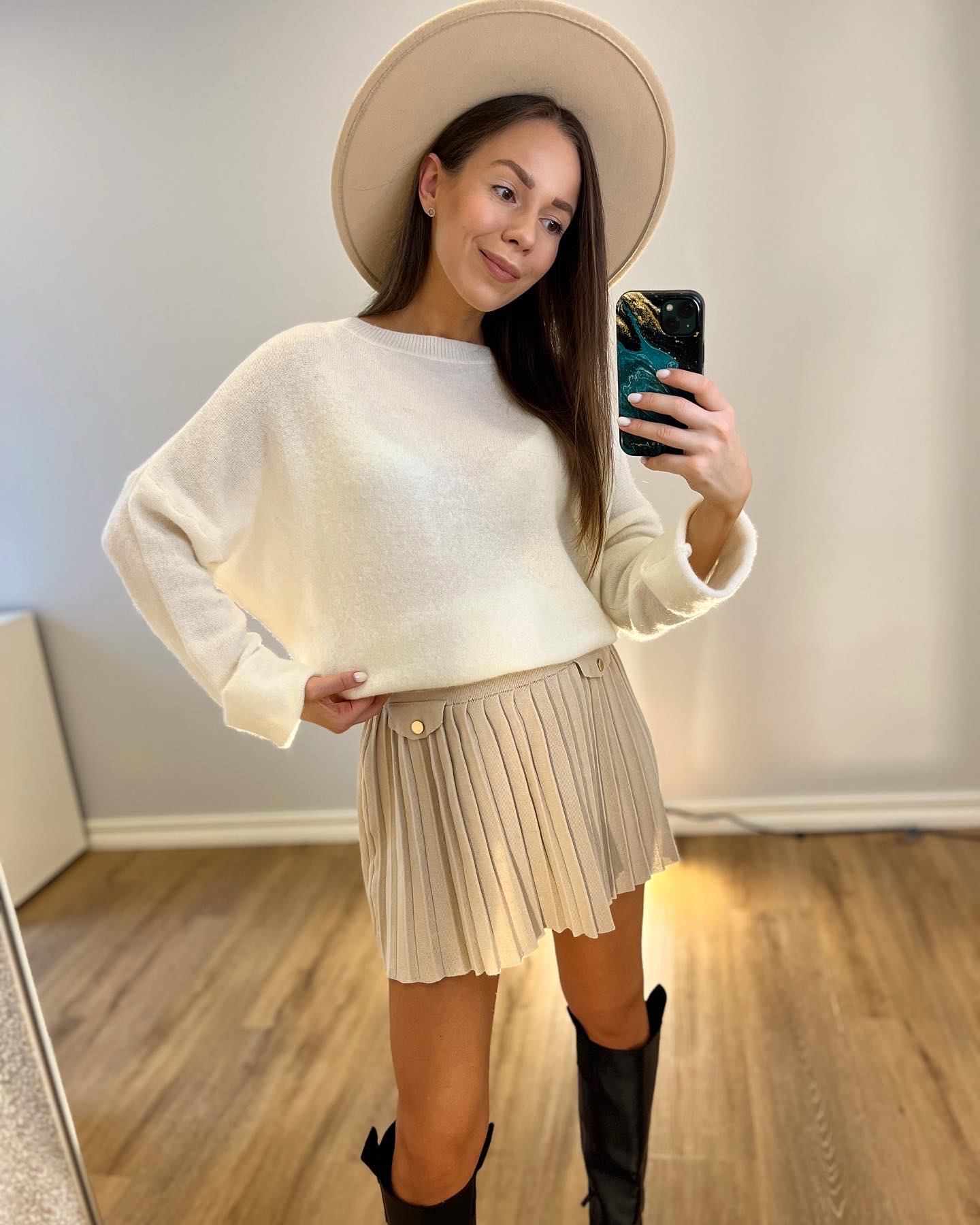 Kreminio atspalvio sijonas su guma