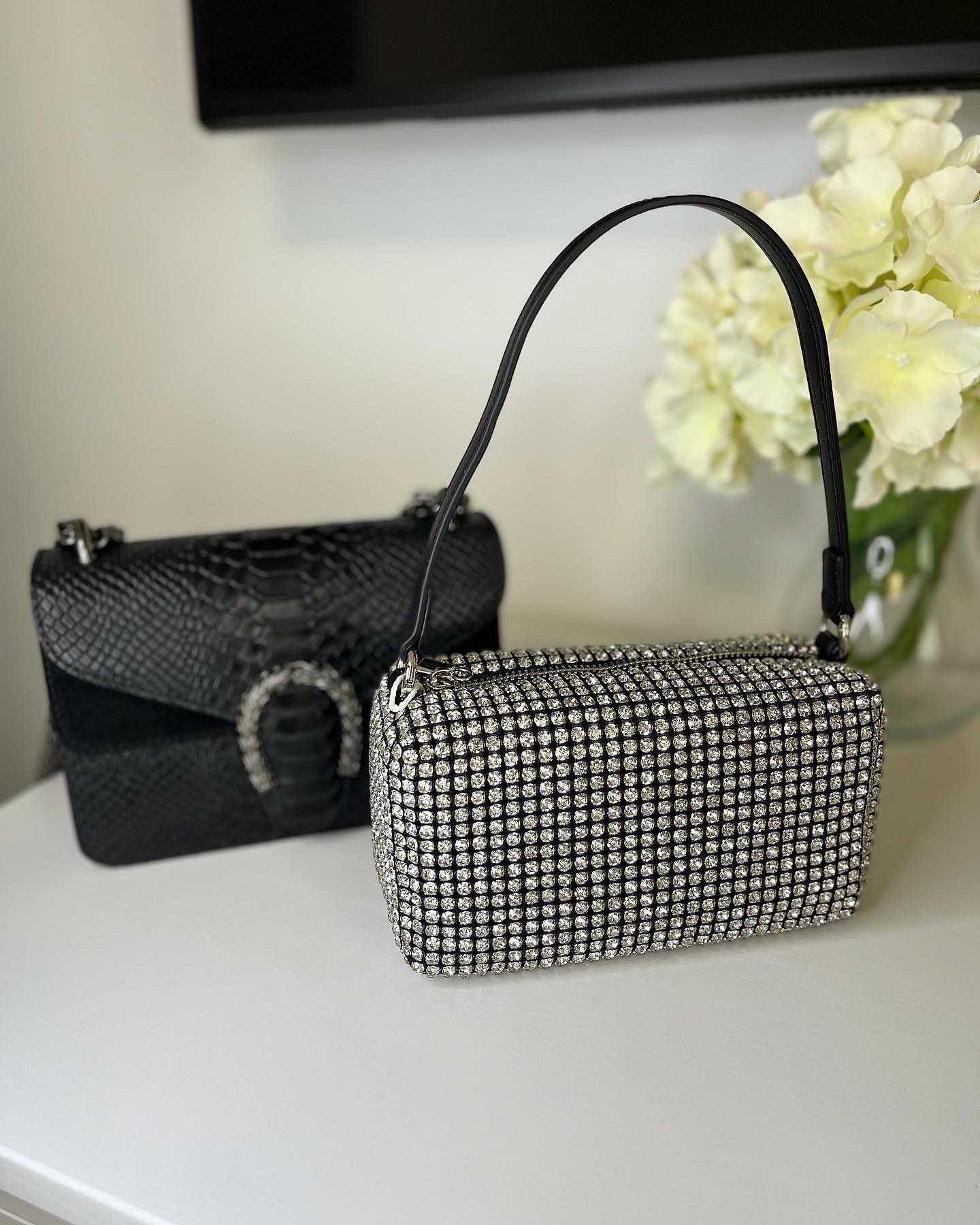 Rankinė su blizgučiais