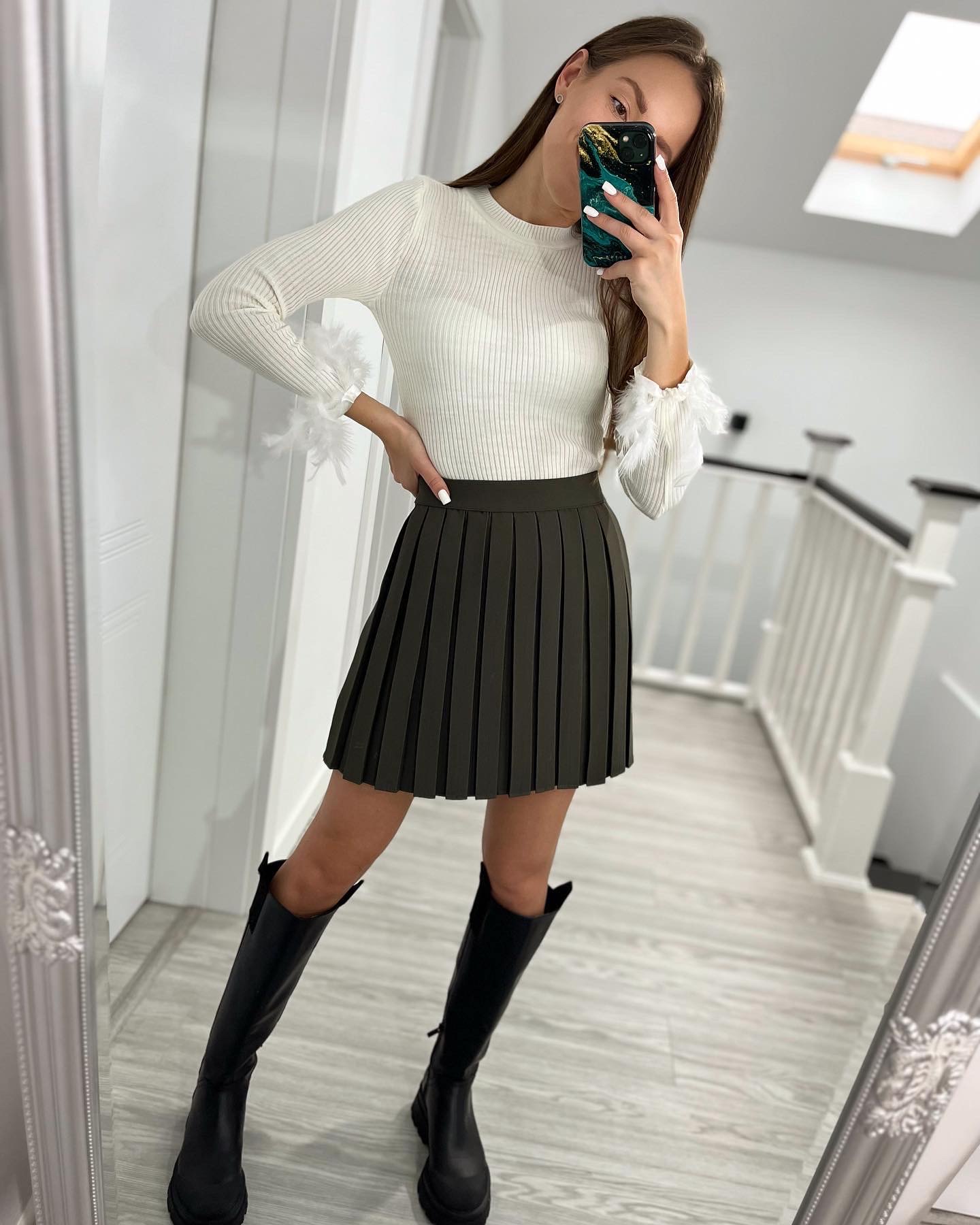 Tampri palaidinė su plunksnomis