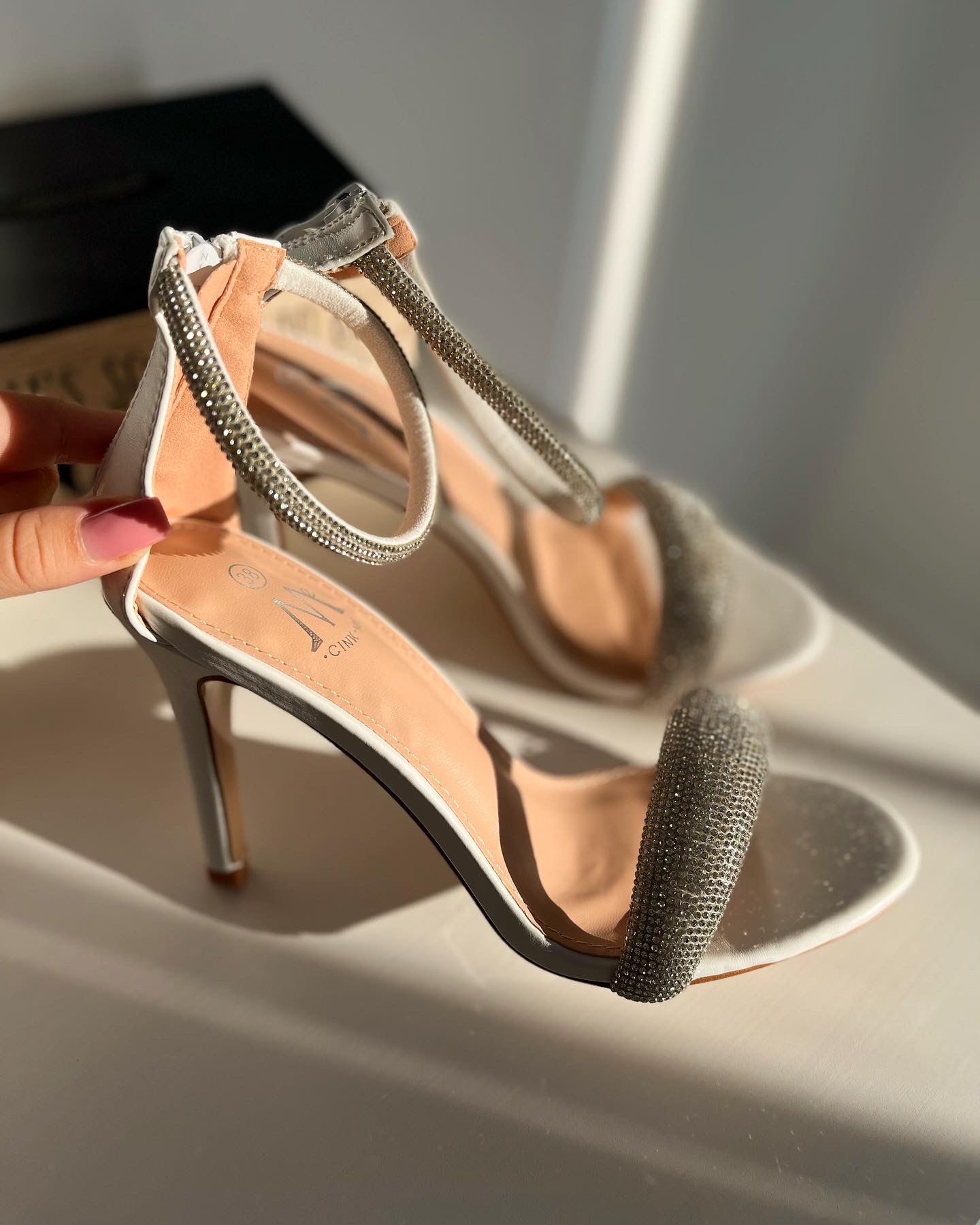 Balti blizgūs aukštakulniai 