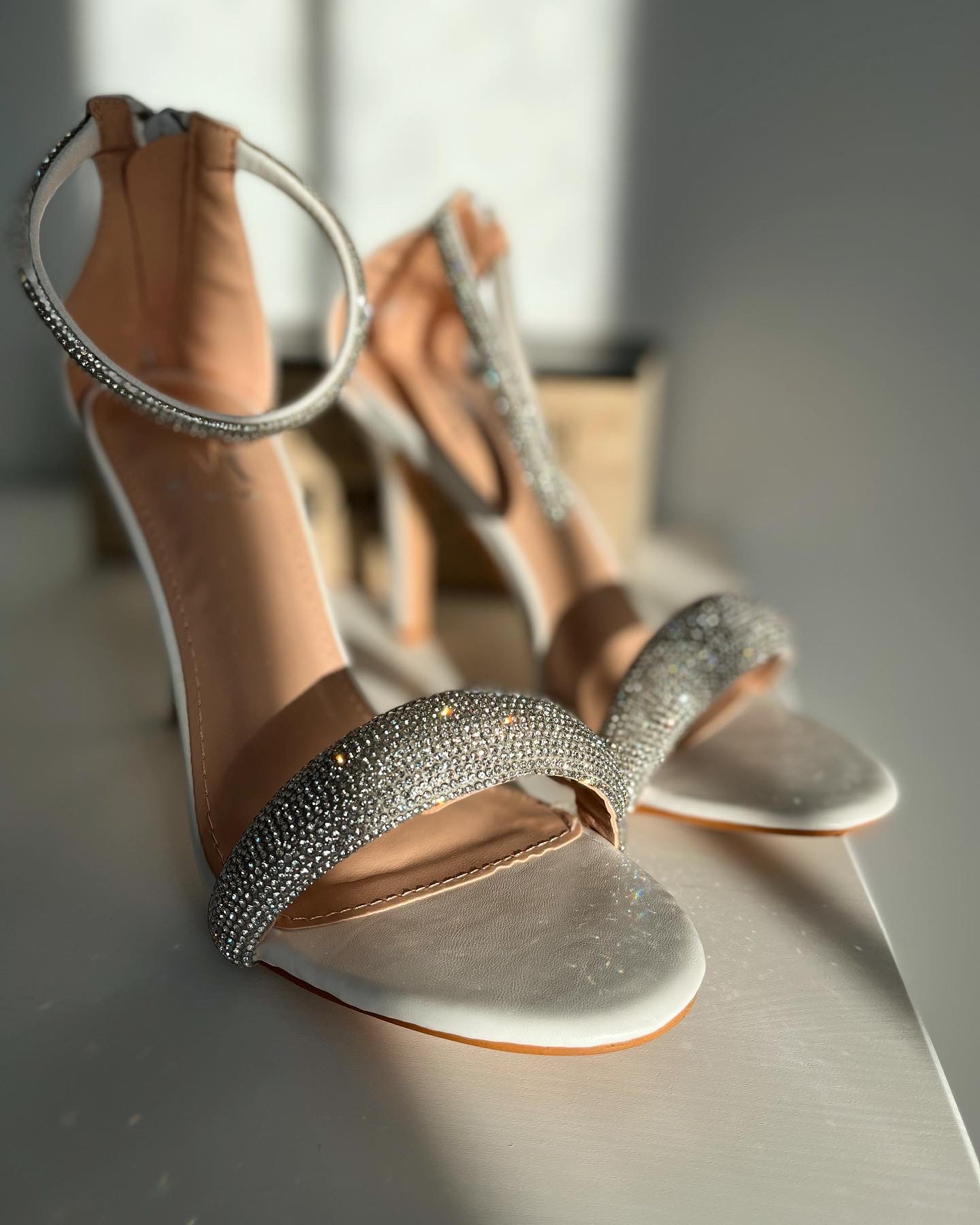 Balti blizgūs aukštakulniai 