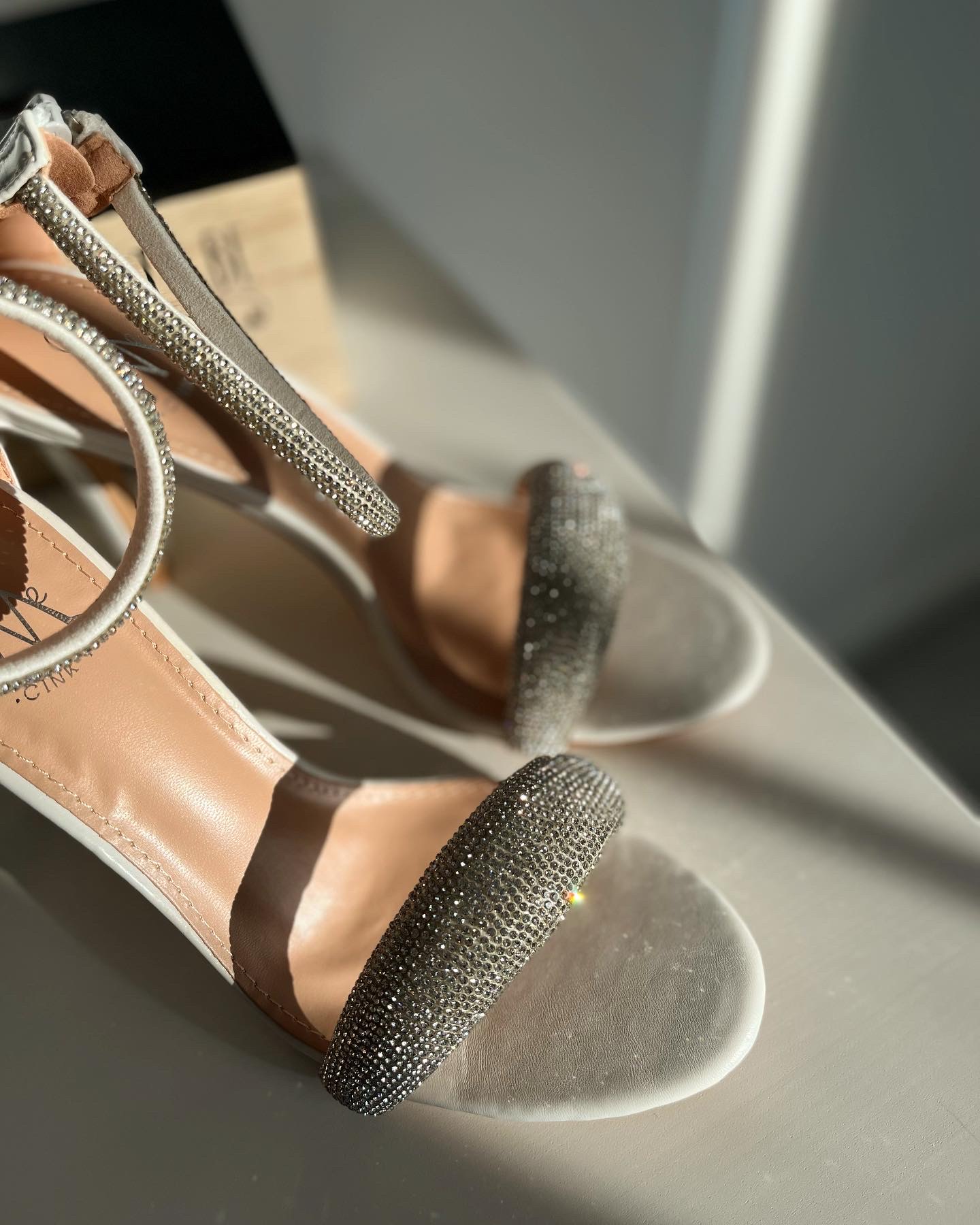 Balti blizgūs aukštakulniai 