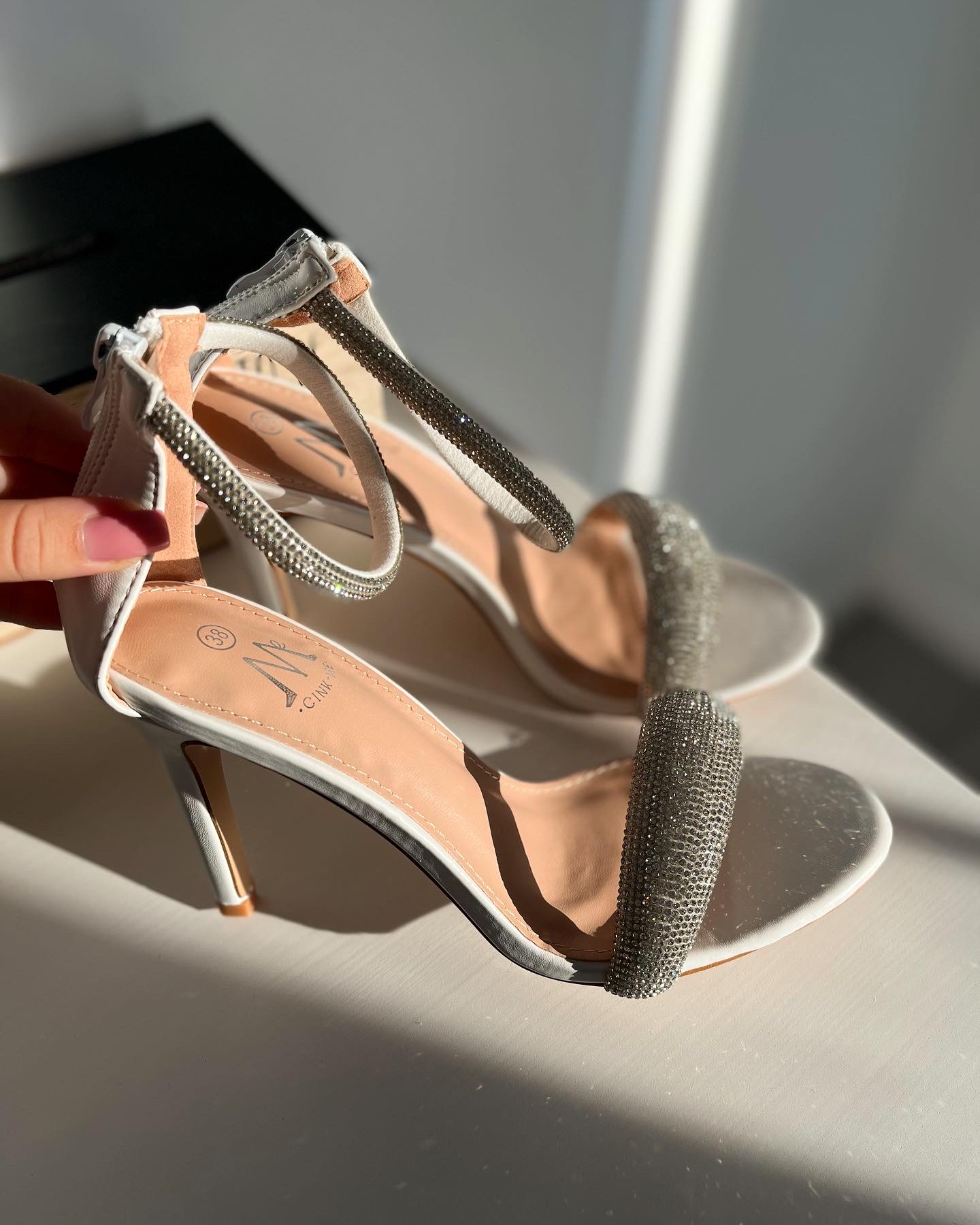 Balti blizgūs aukštakulniai 