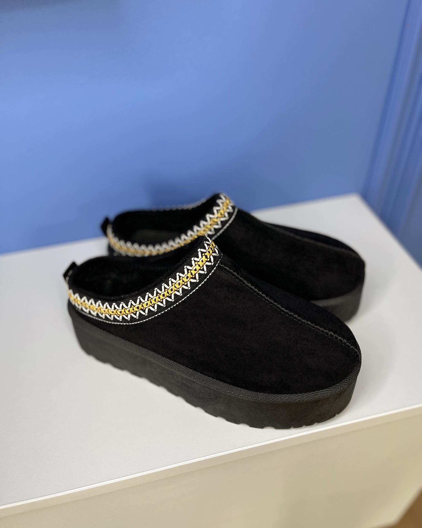 Juodos UGG stiliaus šlepetės