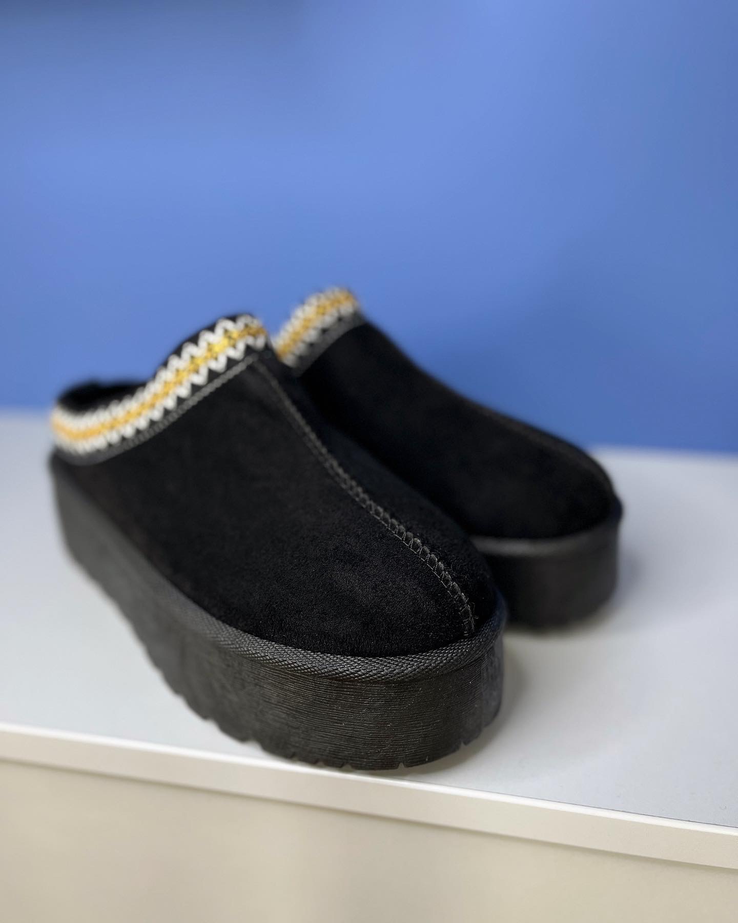 Juodos UGG stiliaus šlepetės