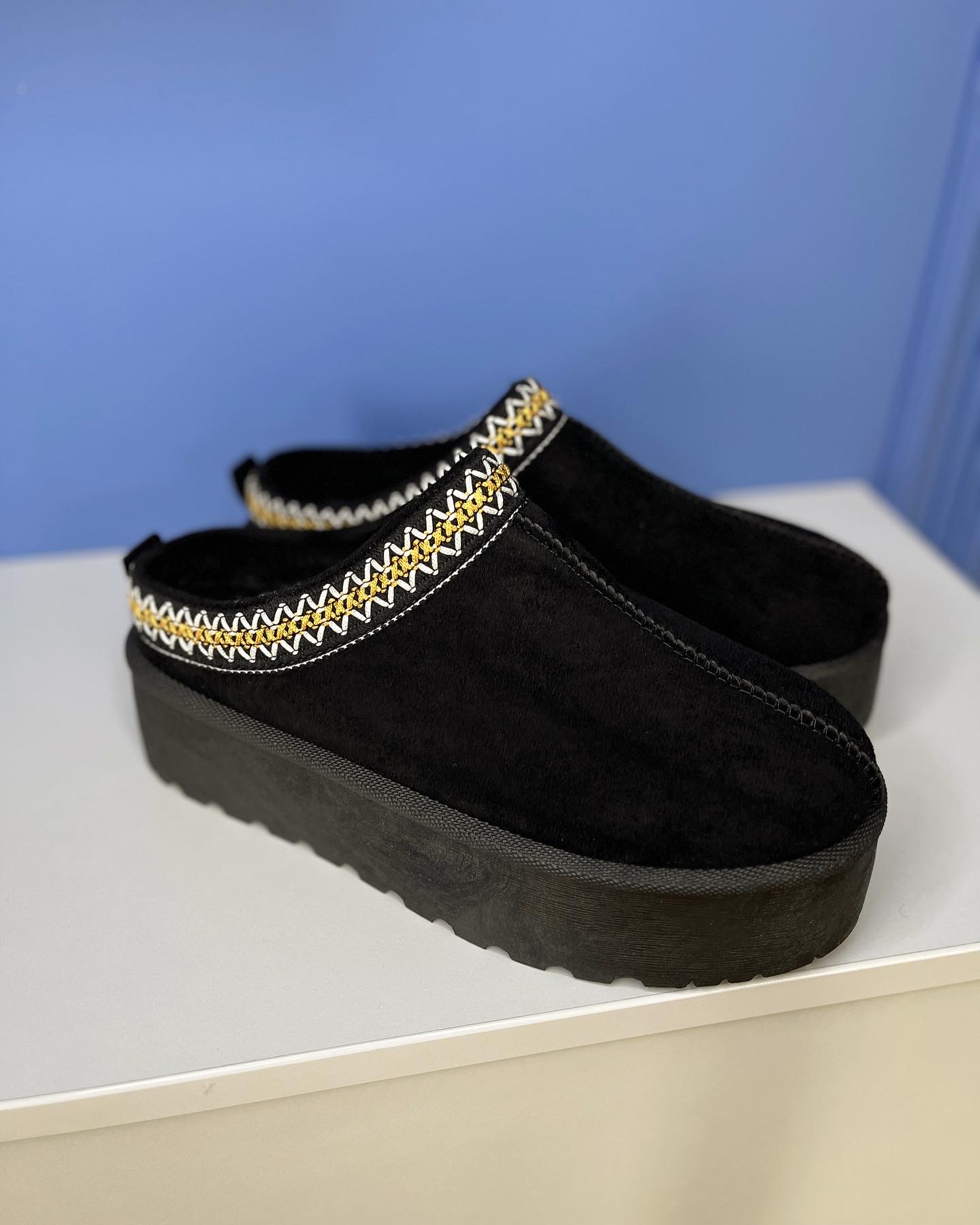 Juodos UGG stiliaus šlepetės