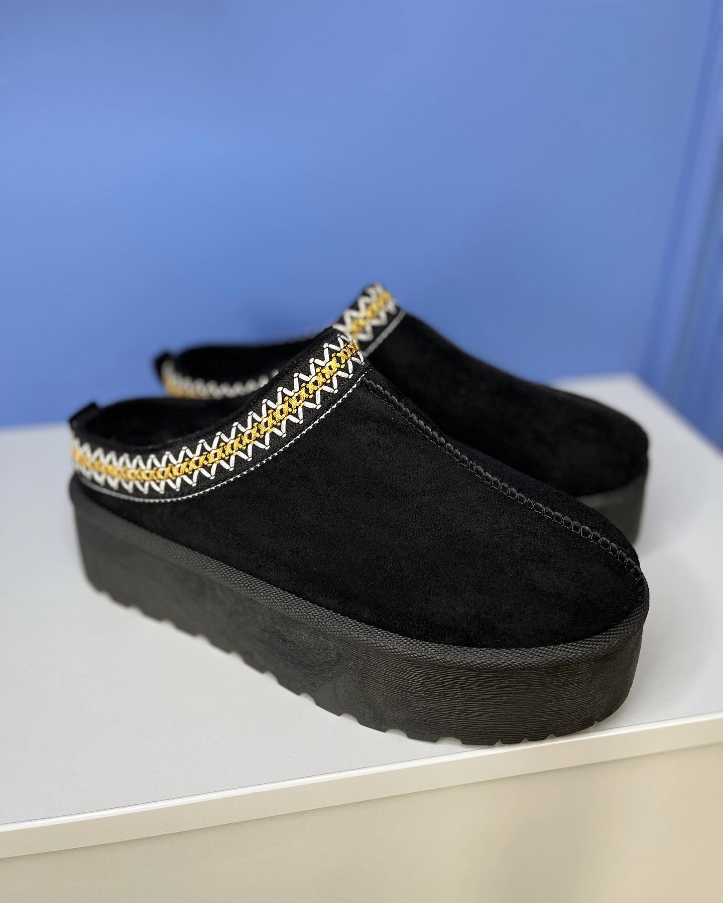 Juodos UGG stiliaus šlepetės