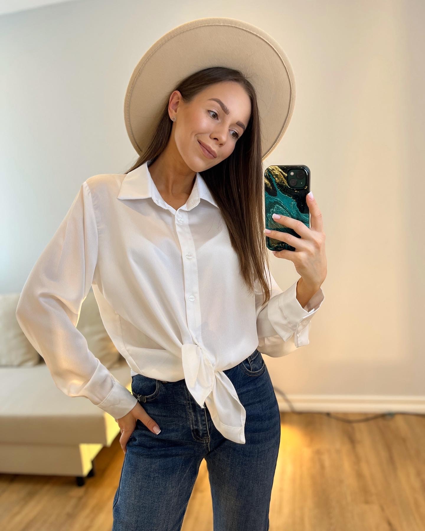 Balti satininiai marškiniai