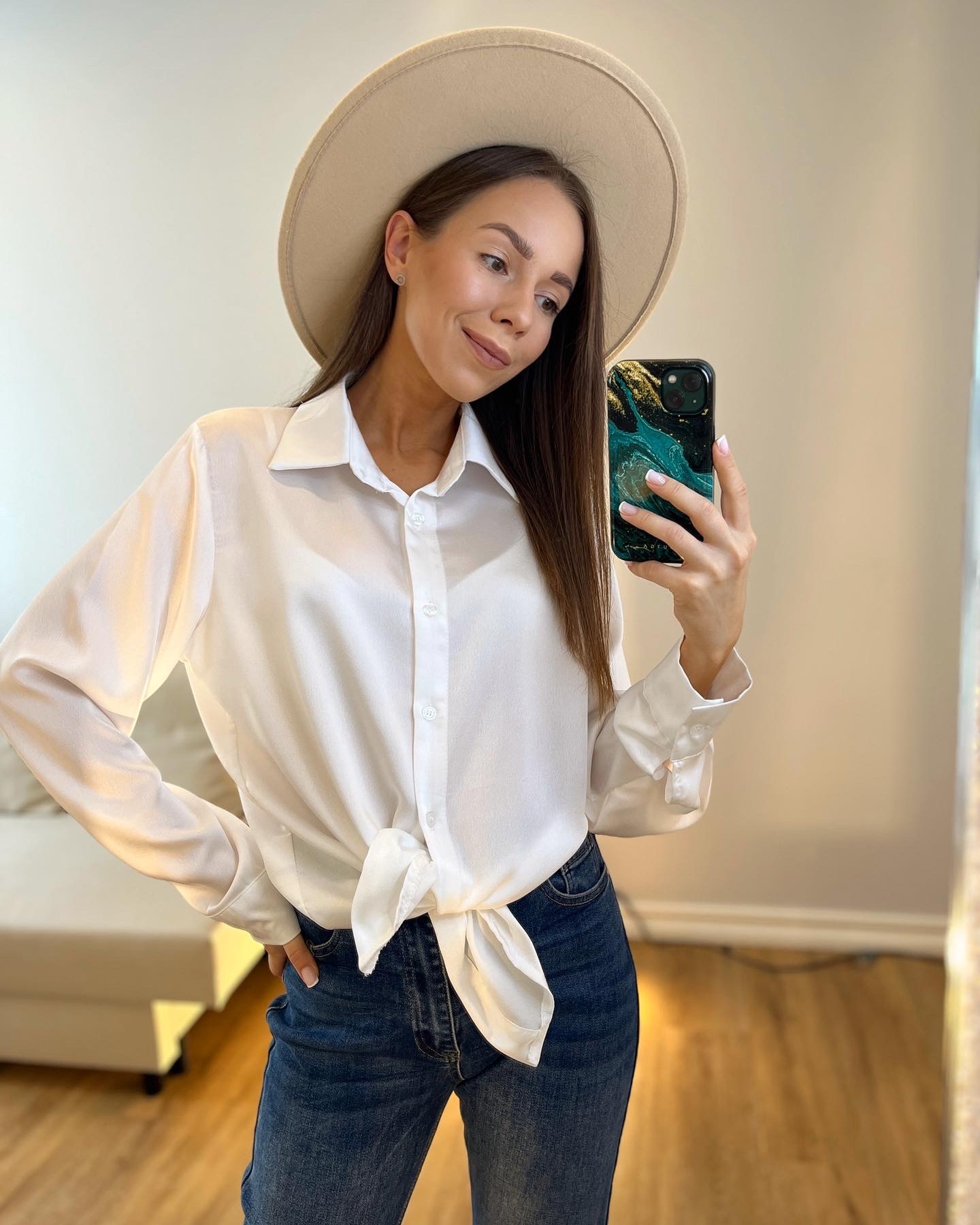 Balti satininiai marškiniai