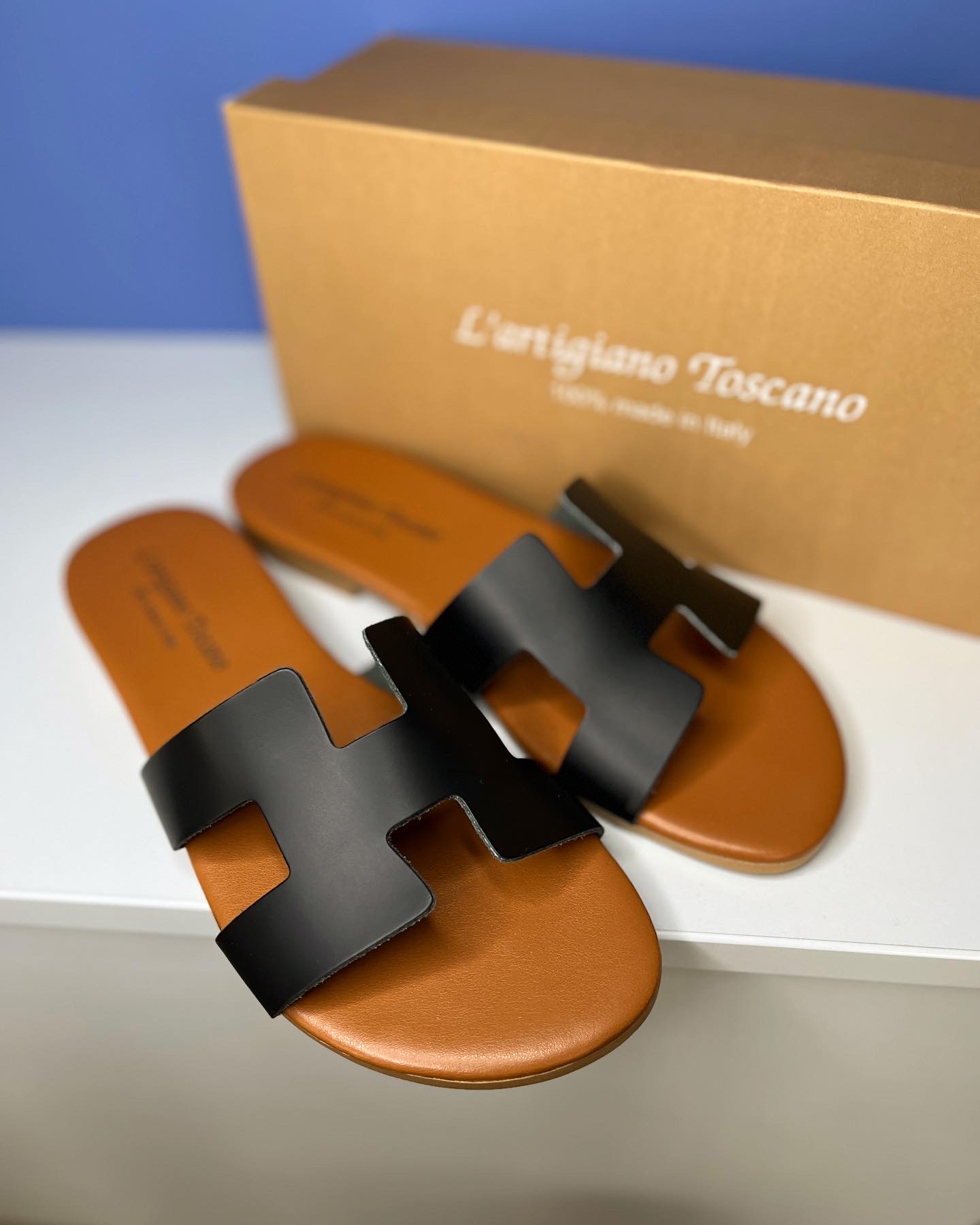 Juodos odinės šlepetės