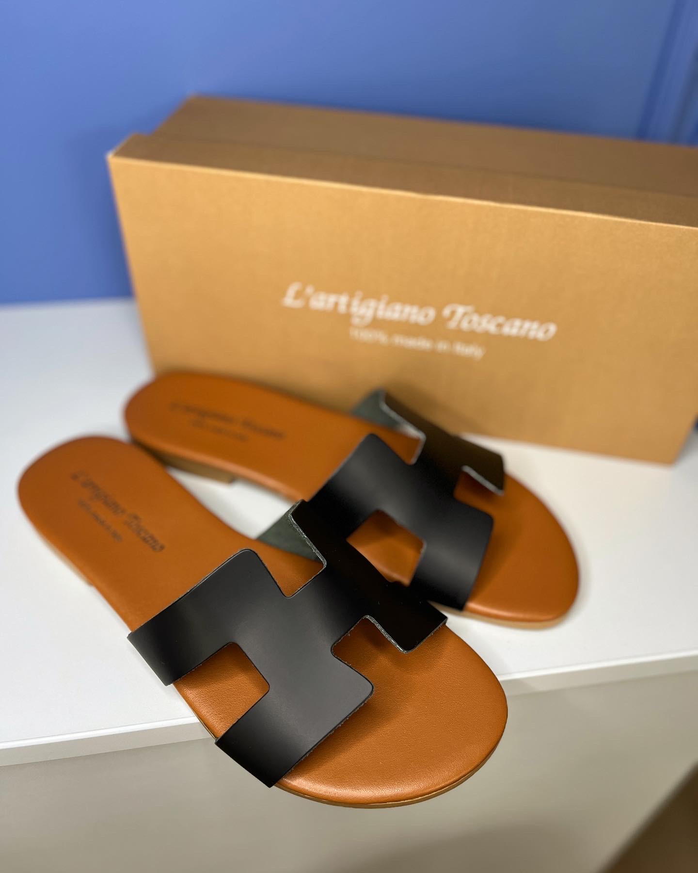 Juodos odinės šlepetės