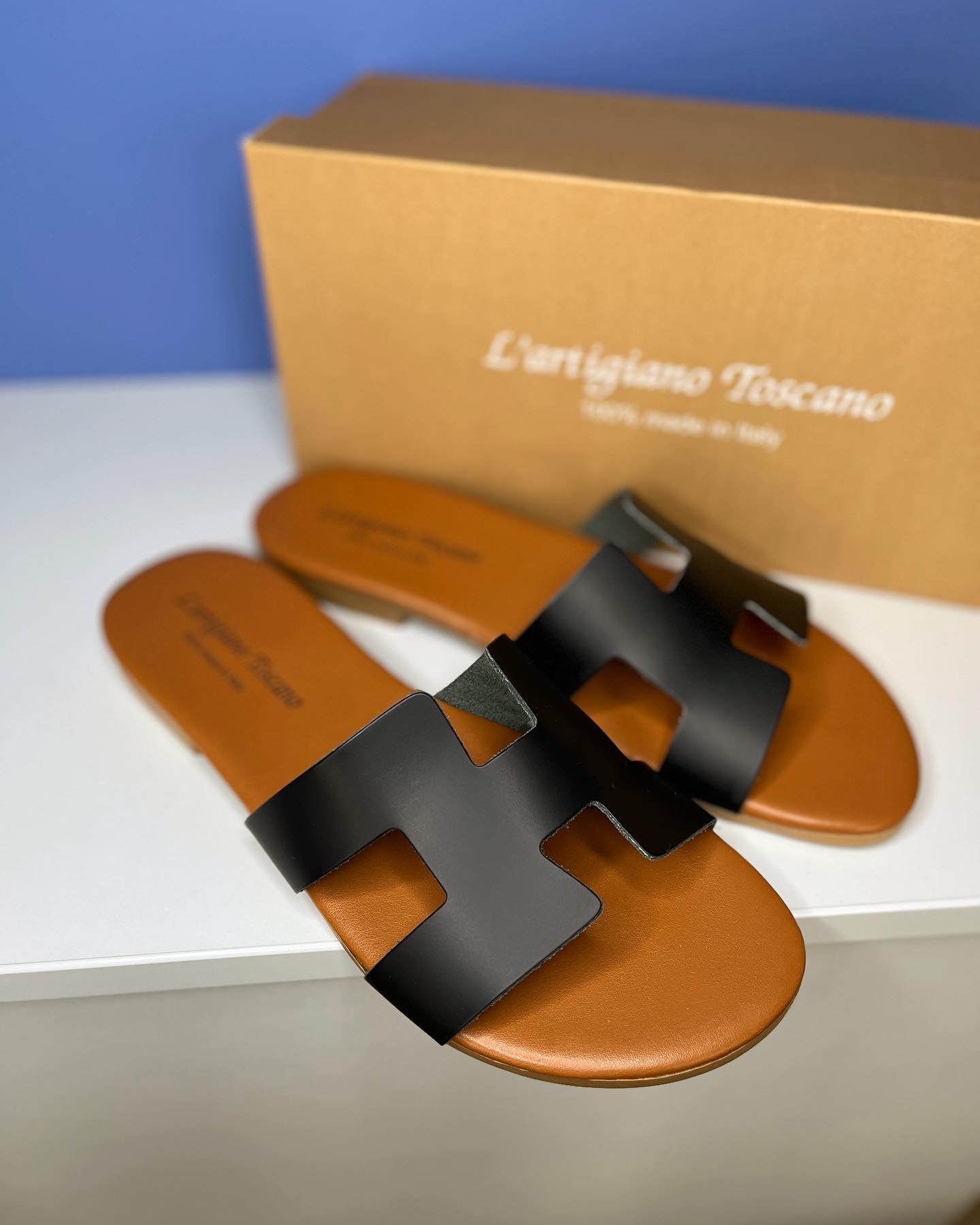 Juodos odinės šlepetės