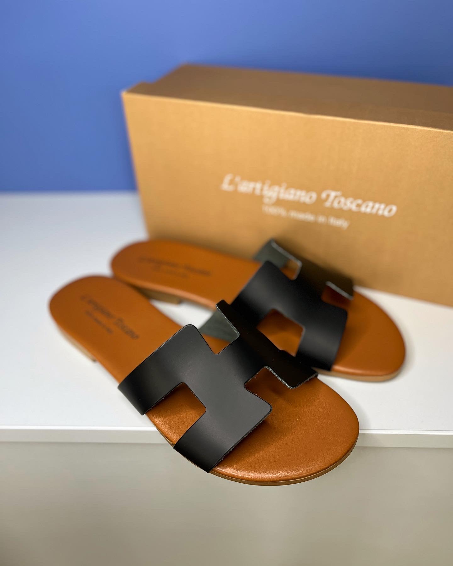 Juodos odinės šlepetės