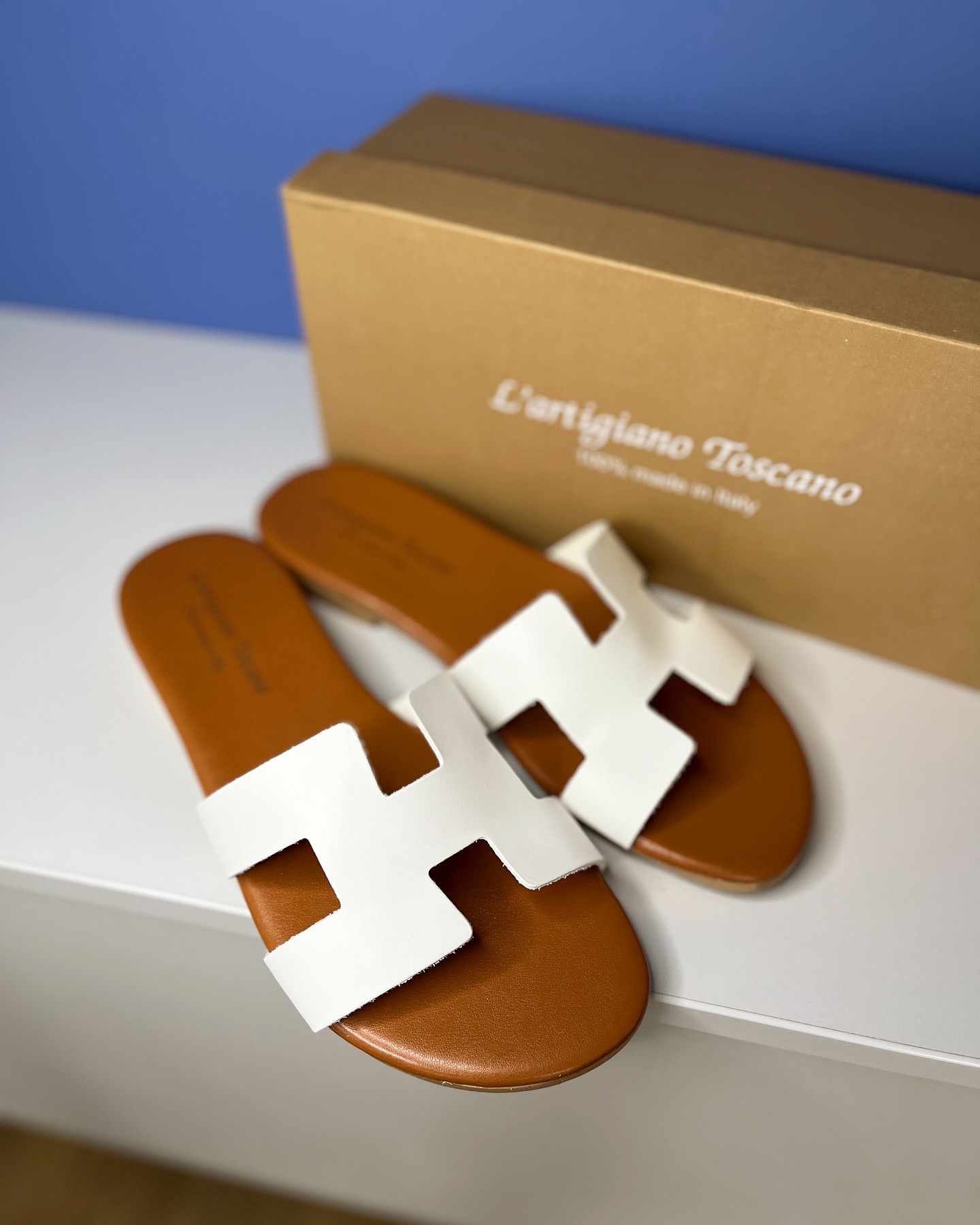 Baltos odinės šlepetės