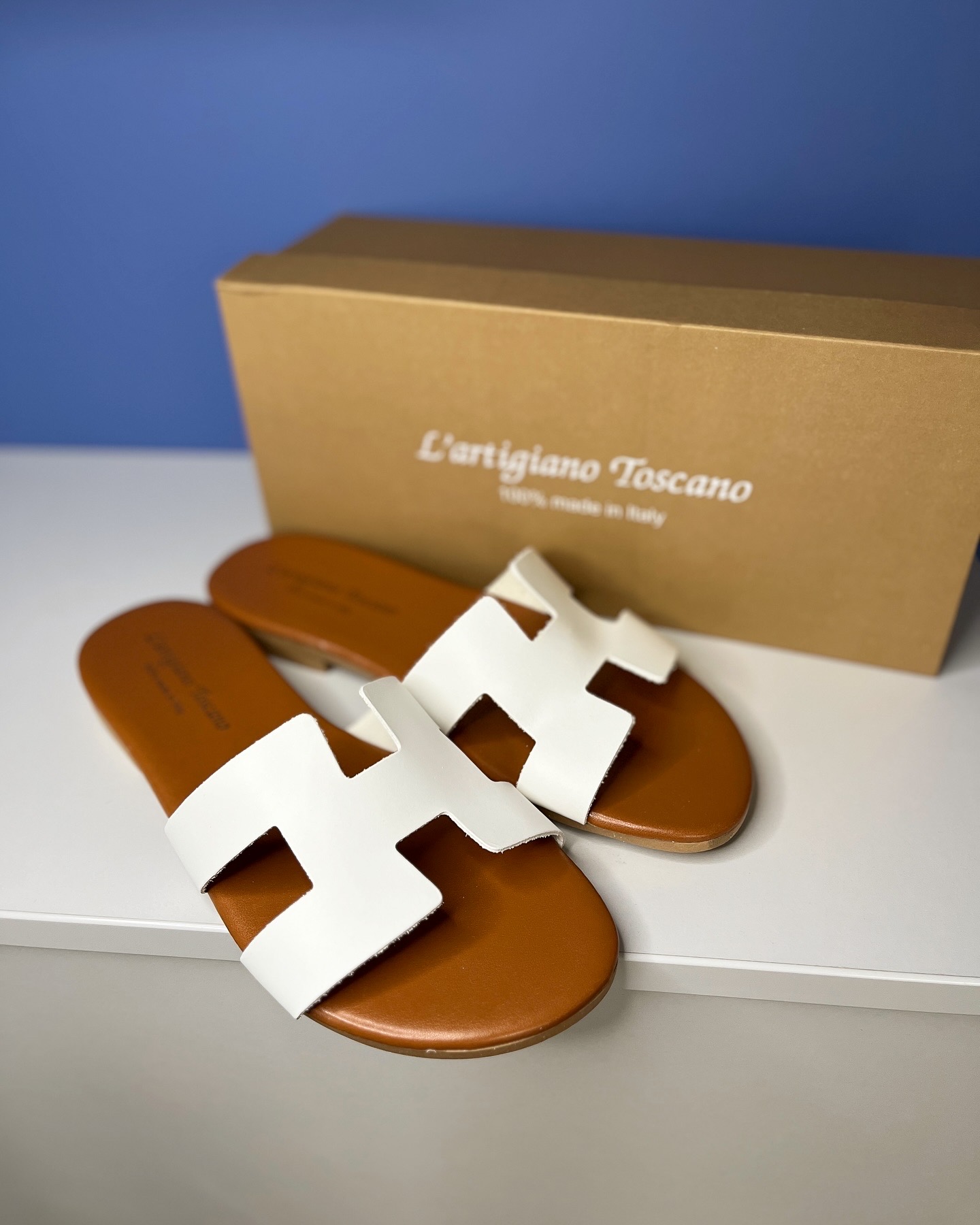 Baltos odinės šlepetės